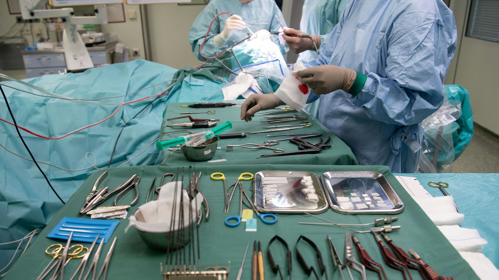 Operationsbesteck liegt für eine OP bereit.
