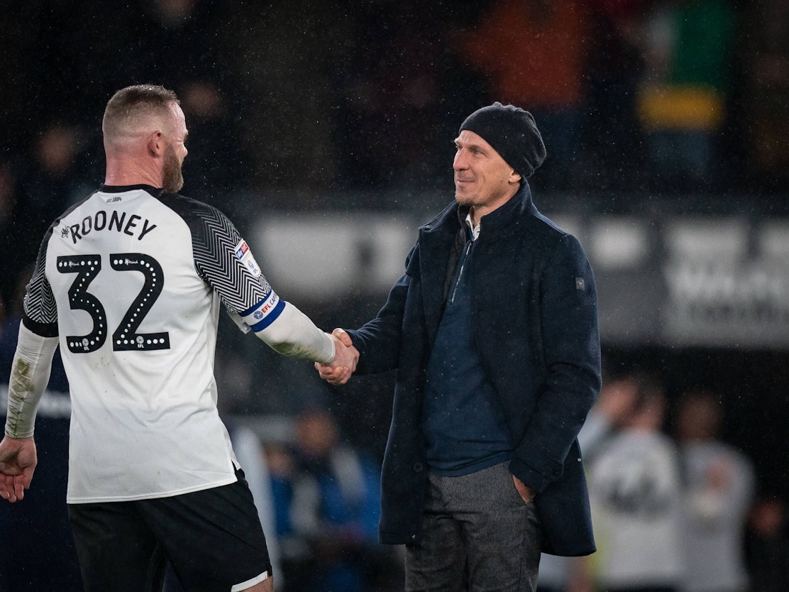 Gerhard Struber und Wayne Rooney geben sich die Hand.
