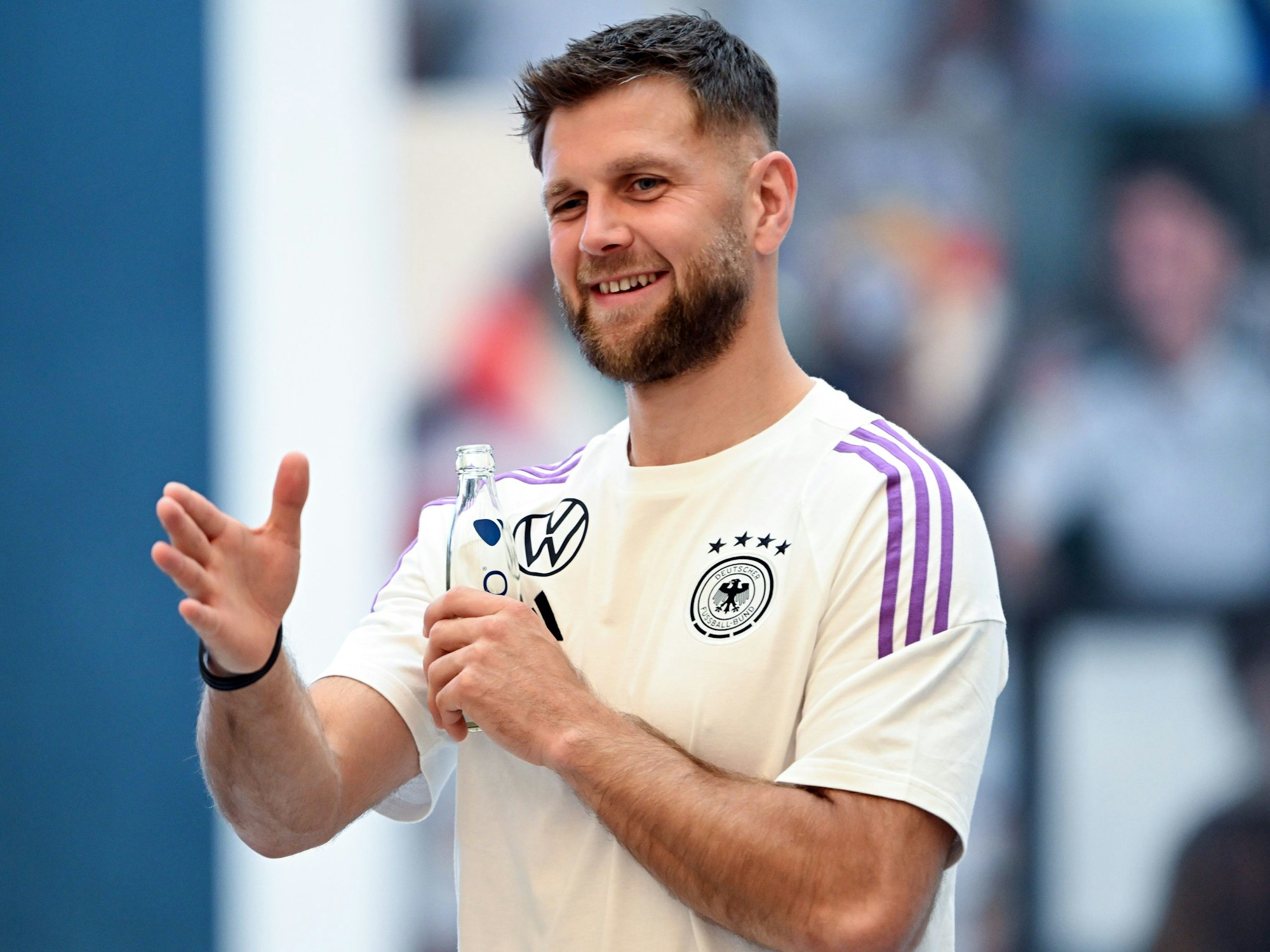 Deutschlands Niclas Füllkrug wartet auf den Beginn der PK.