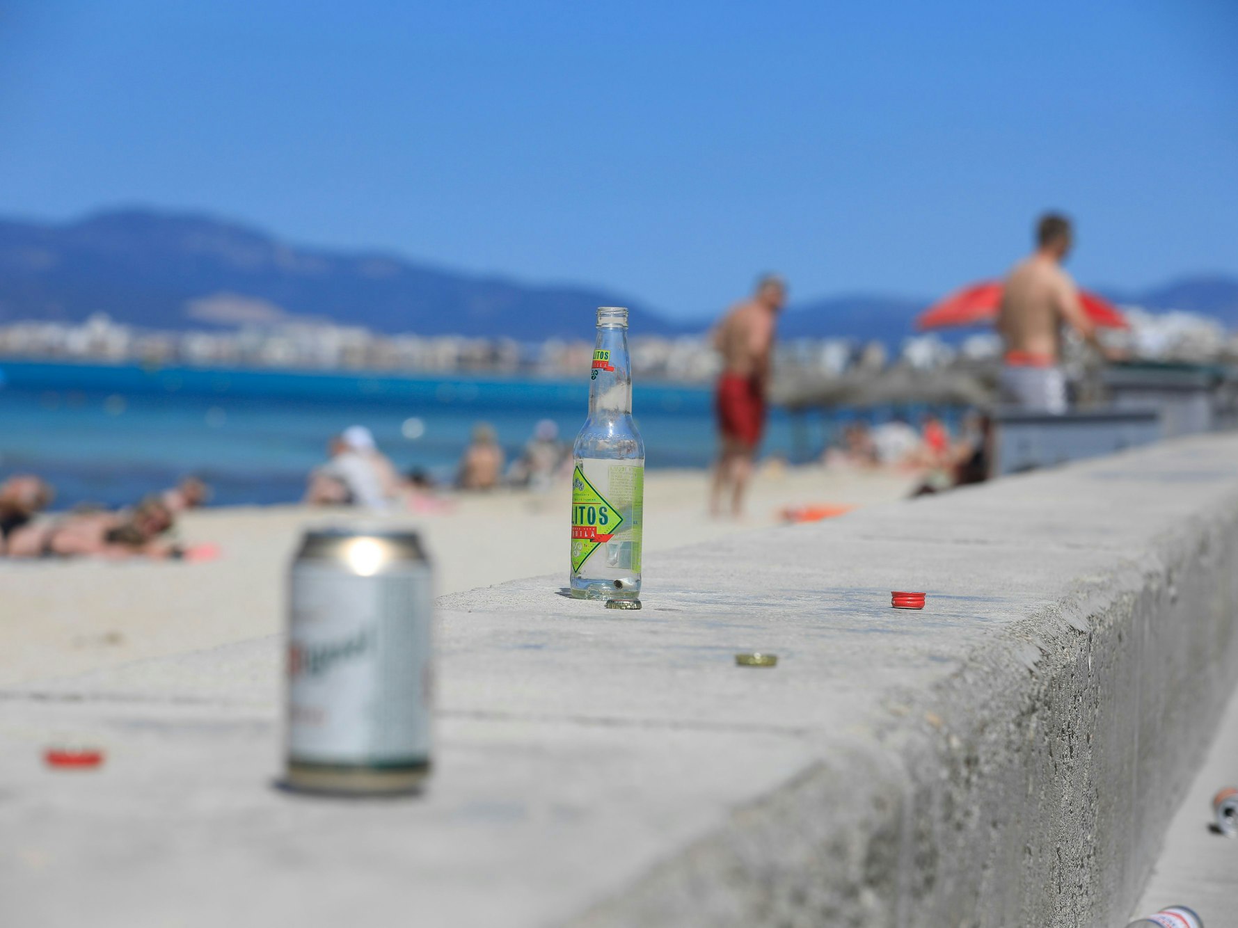 Leere Flaschen und Dosen sind am Strand Arenal zu sehen, hier im Mai 2024 auf Mallorca.