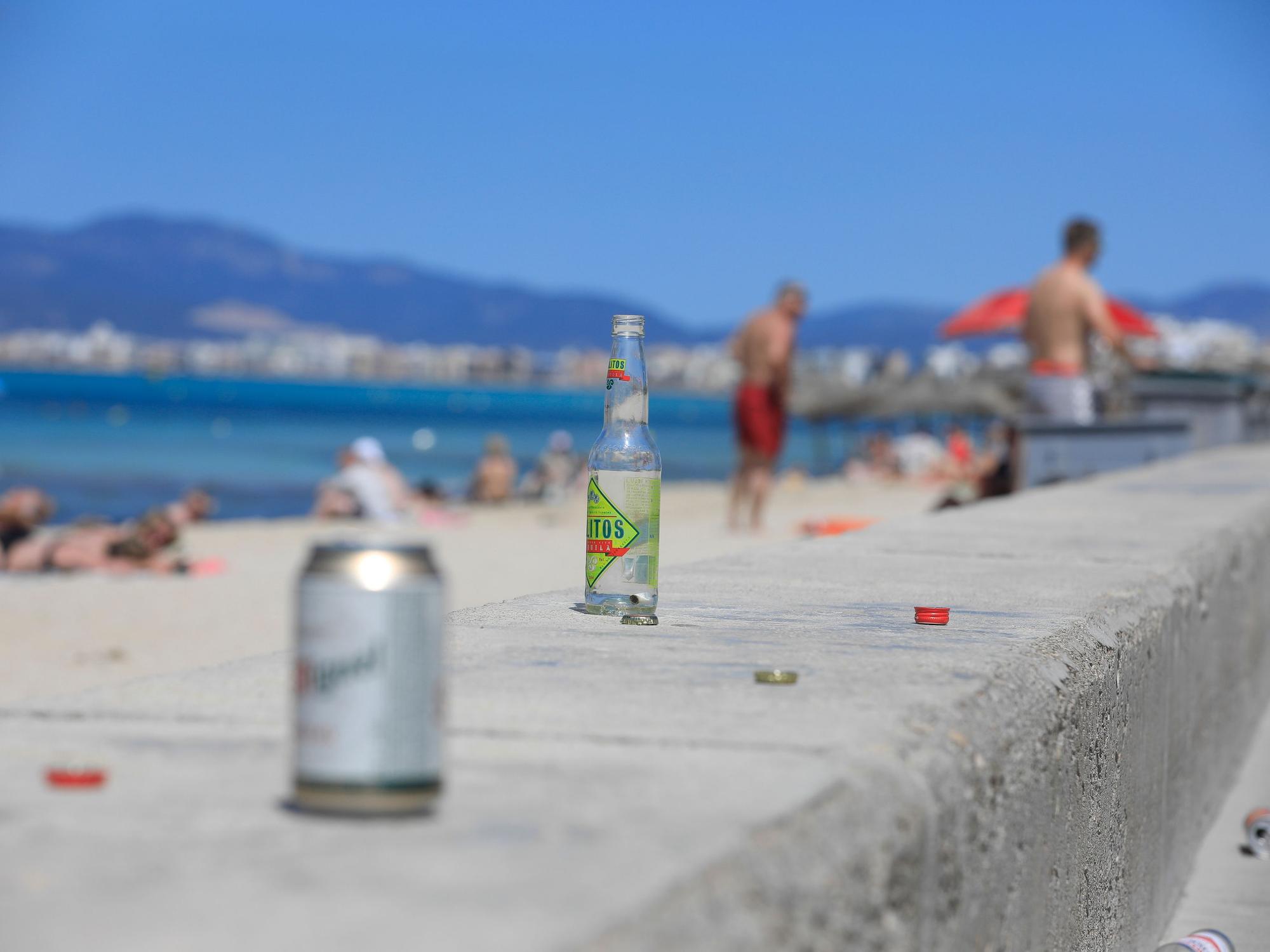Leere Flaschen und Dosen sind am Strand Arenal zu sehen, hier im Mai 2024 auf Mallorca.