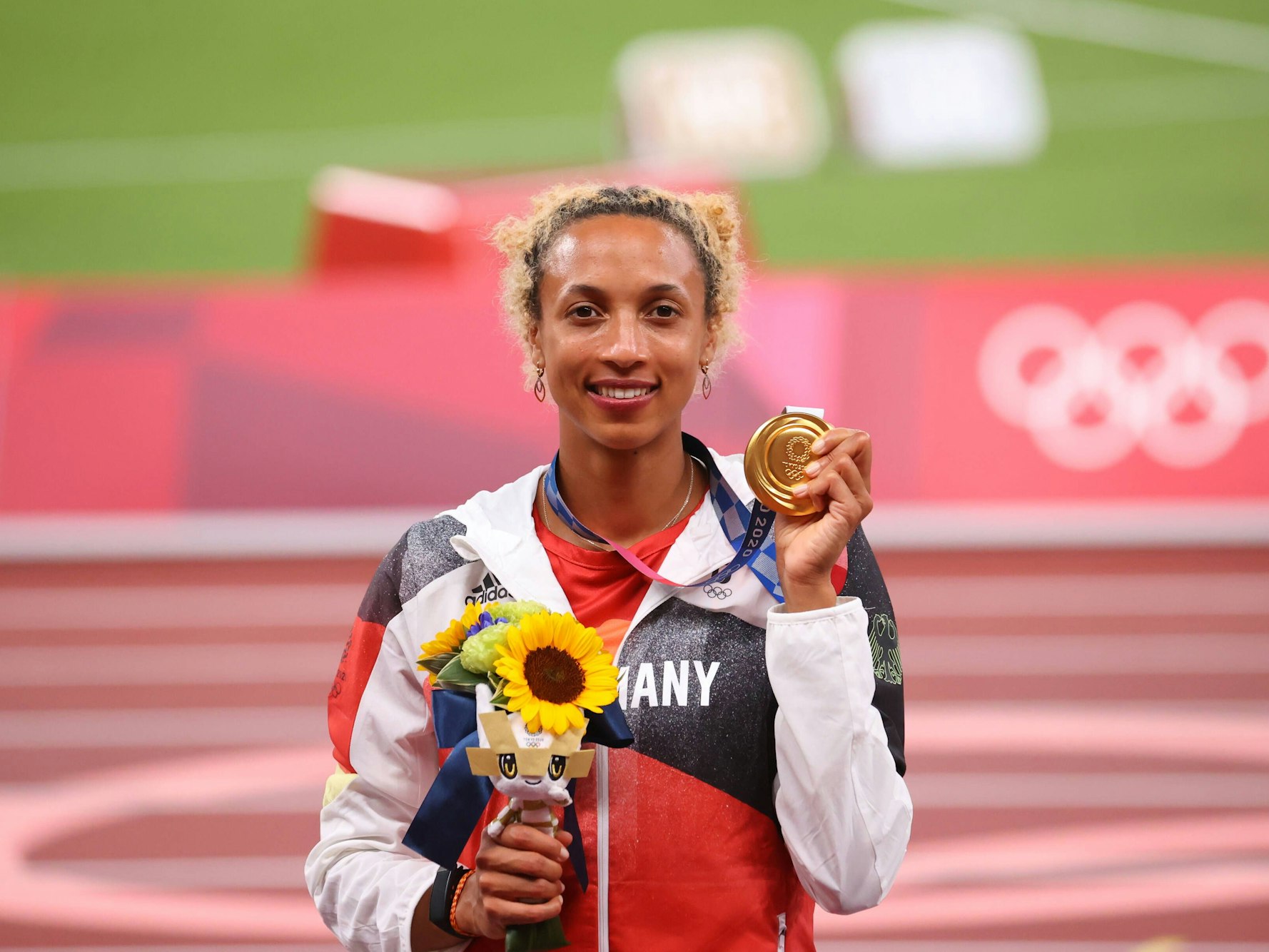 Malaika Mihambo präsentiert am 3. August 2021 ihre Goldmedaille bei den Olympischen Spielen in Tokio.