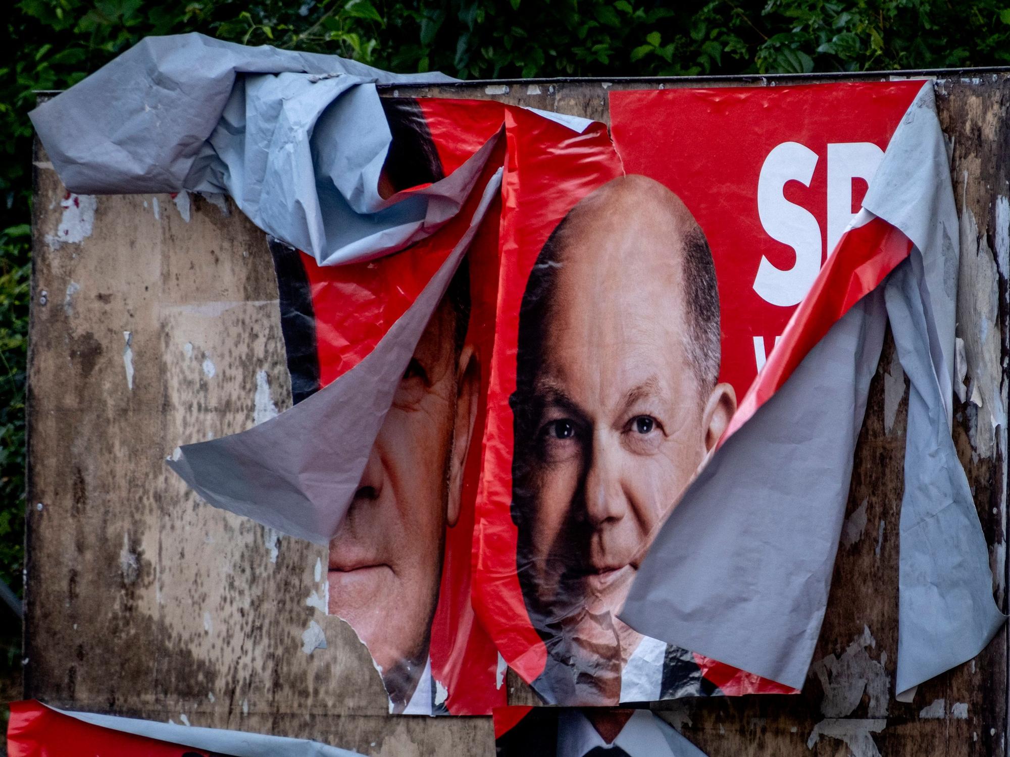 Ein zerstörtes Wahlplakat von Bundeskanzler Olaf Scholz am Montag (10. Juni) in Frankfurt am Main.