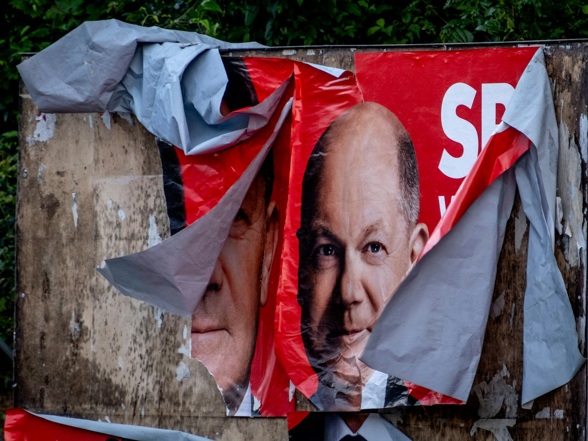 Ein zerstörtes Wahlplakat von Bundeskanzler Olaf Scholz am Montag (10. Juni) in Frankfurt am Main.
