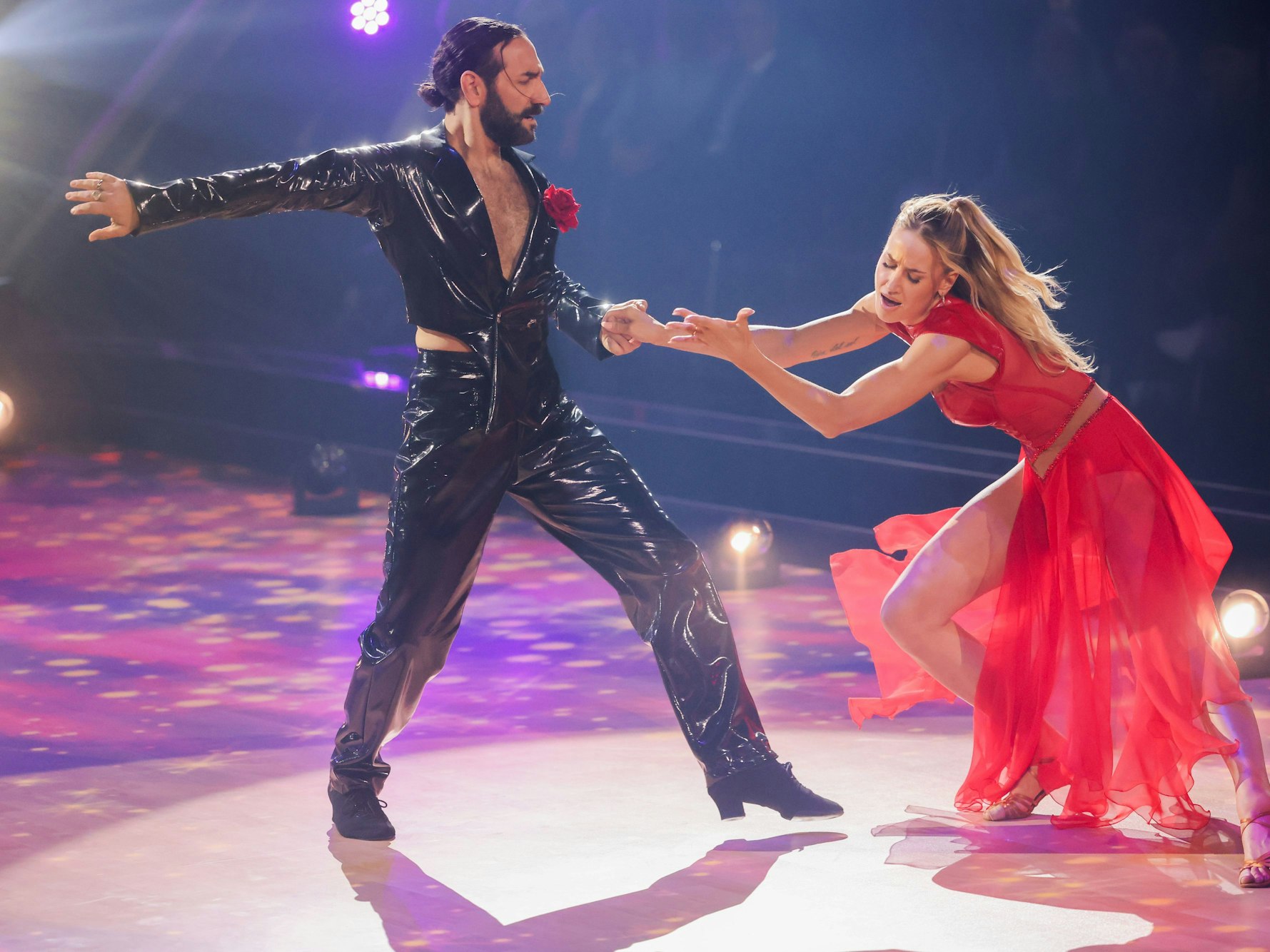 Lulu, Sängerin, und Massimo Sinato, Profitänzer, tanzen in der RTL-Tanzshow „Let's Dance“ im Coloneum, hier im Mai 2024.