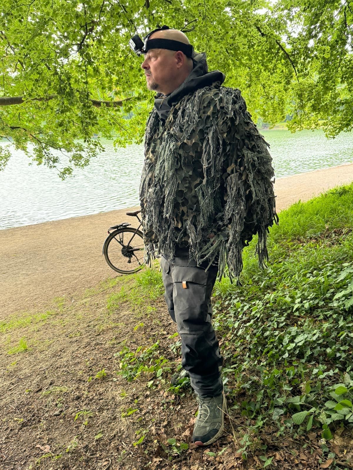Ein Mann trägt ein Tarn-Oberteil.