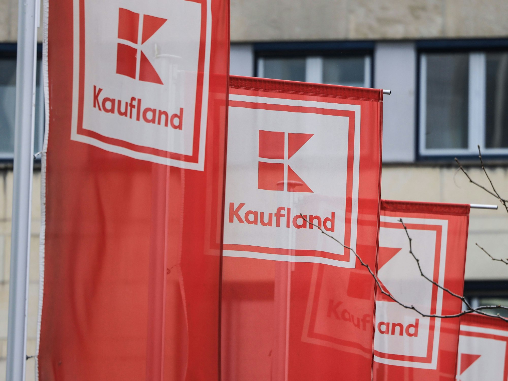 Flaggen von Kaufland hängen vor einer Filiale in Köln-Ehrenfeld, hier im März 2024.