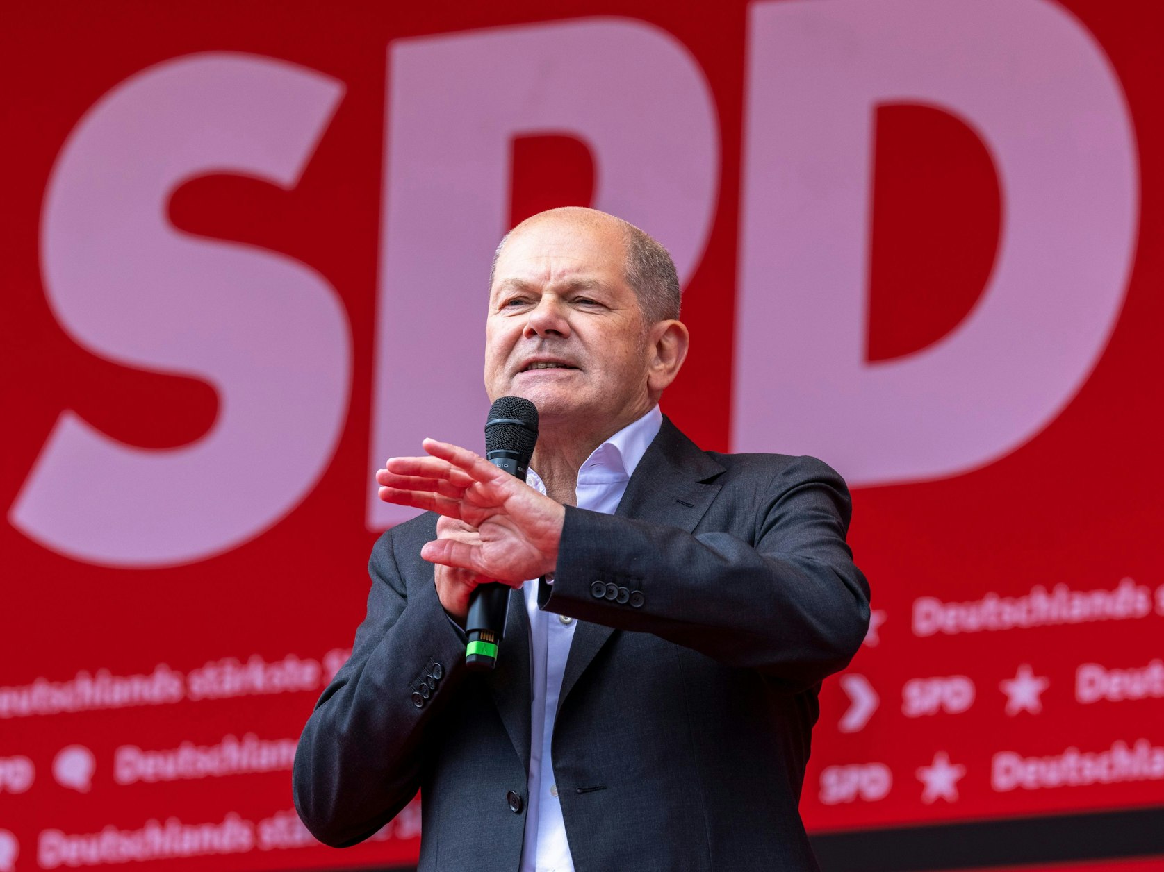Bundeskanzler Olaf Scholz (SPD) spricht bei der Abschlusskundgebung der SPD zur Europawahl auf dem König-Heinrich-Platz.