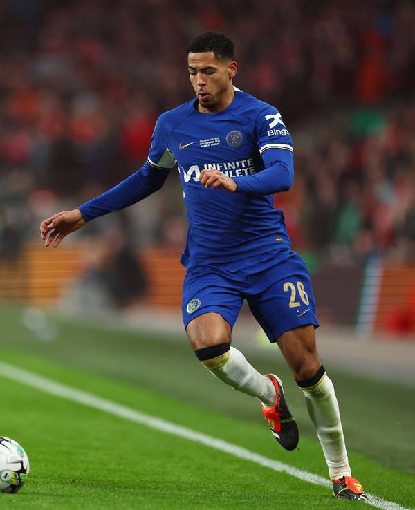 Levi Colwill (rechts) von Chelsea im Duell mit Liverpool-Verteidiger Joe Gomez.