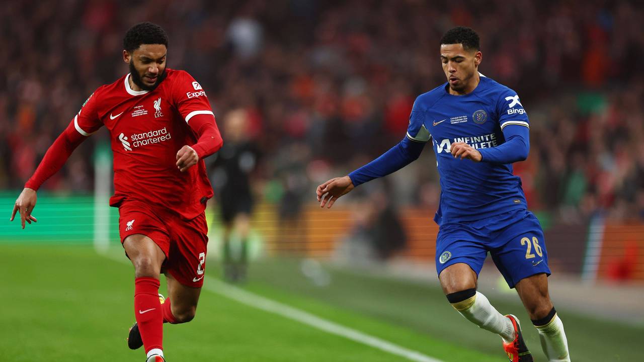 Levi Colwill (rechts) von Chelsea im Duell mit Liverpool-Verteidiger Joe Gomez.