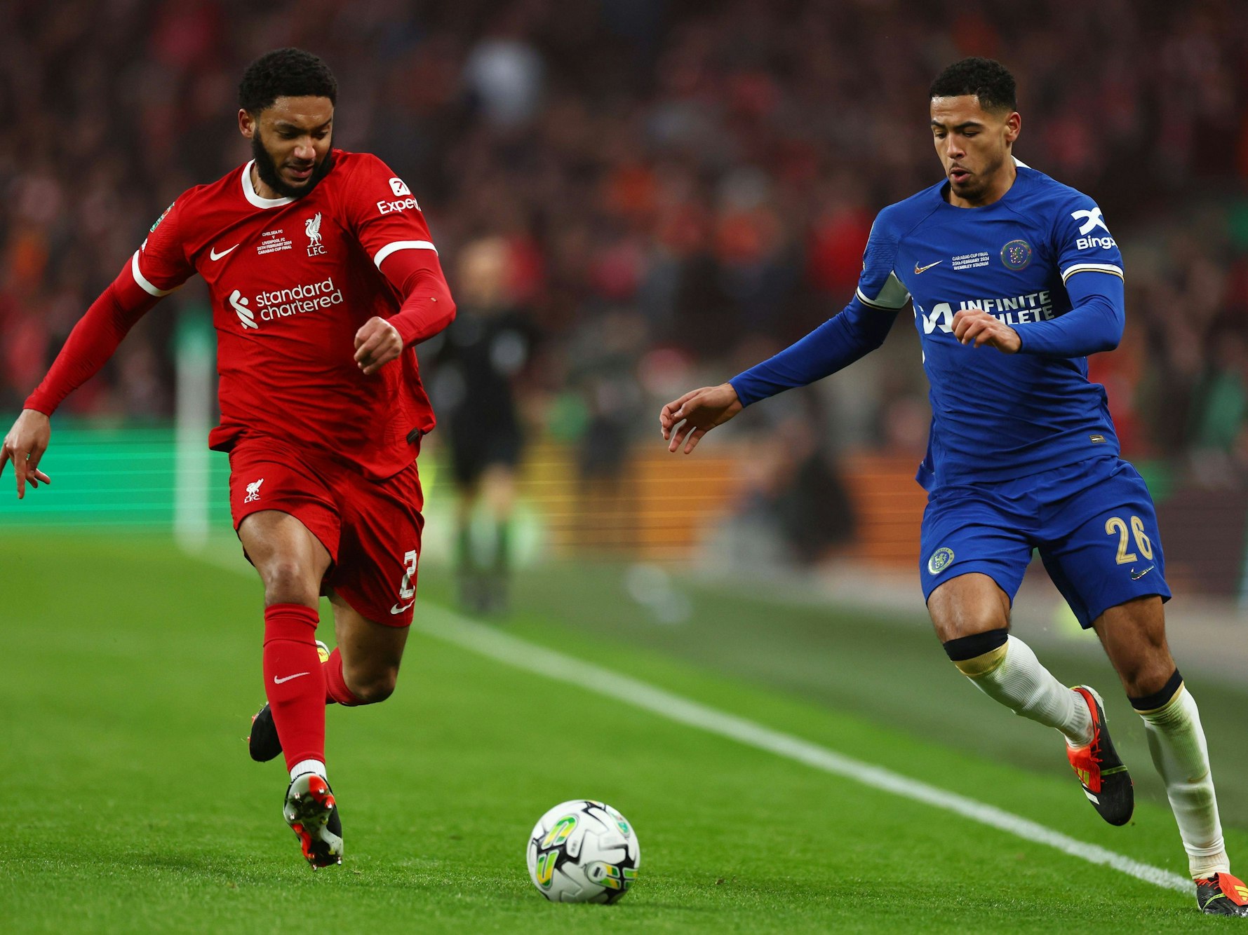 Levi Colwill (rechts) von Chelsea im Duell mit Liverpool-Verteidiger Joe Gomez.