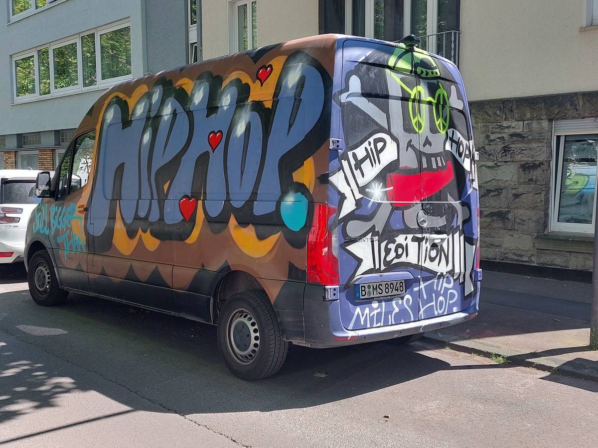Ein Miles-Auto wurde mit einem Graffiti beschmiert.