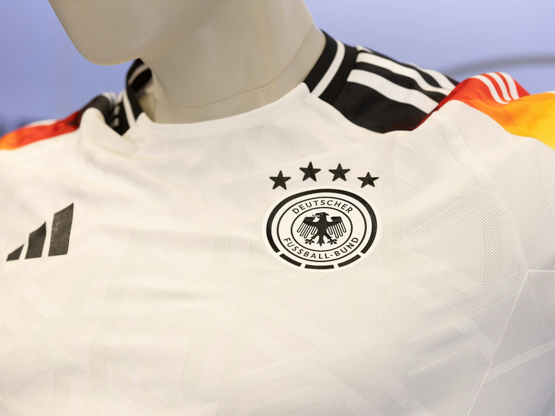 Das Heim-Trikot der deutschen Nationalmannschaft getragen von einer Schaufensterpuppe.