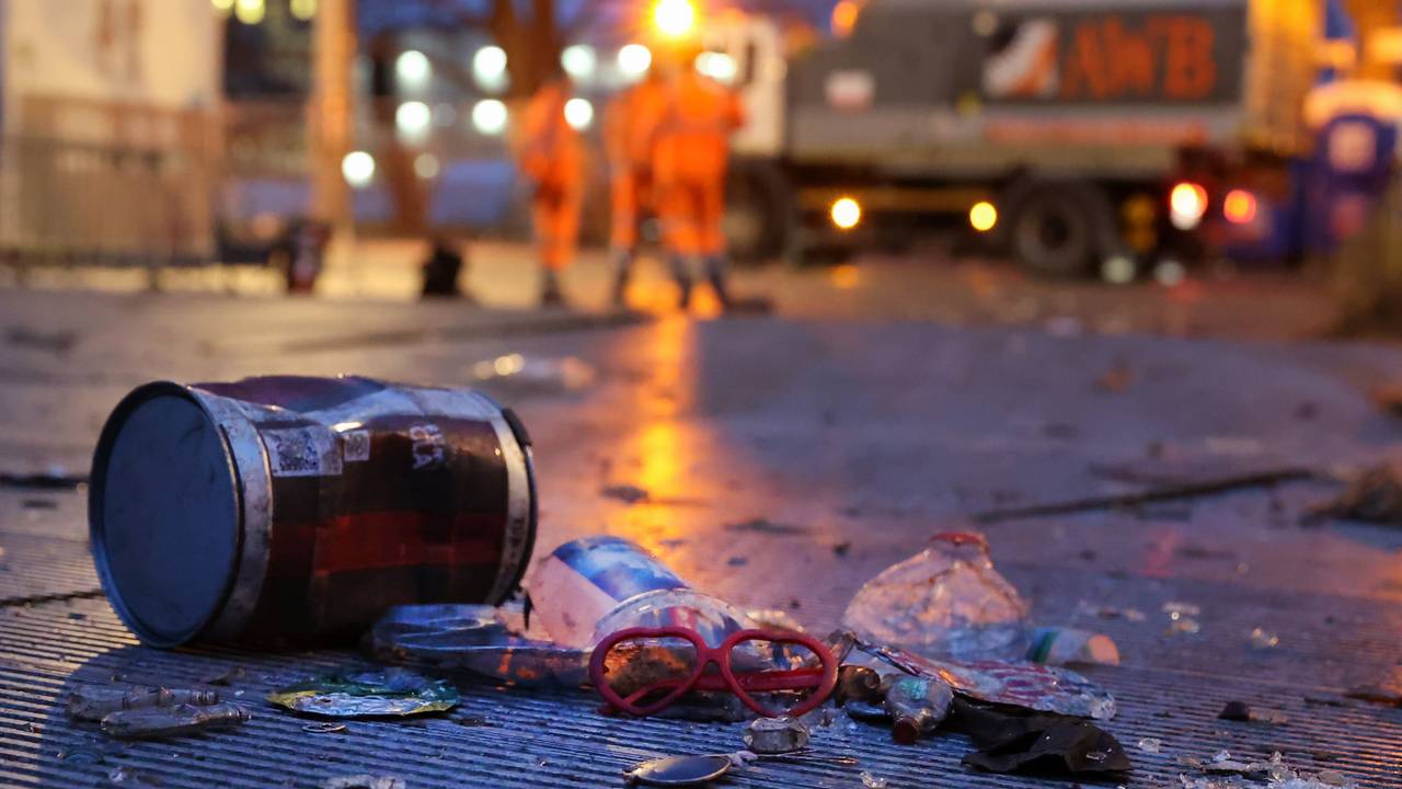 Die AWB reinigt die Straßen nach Karneval.