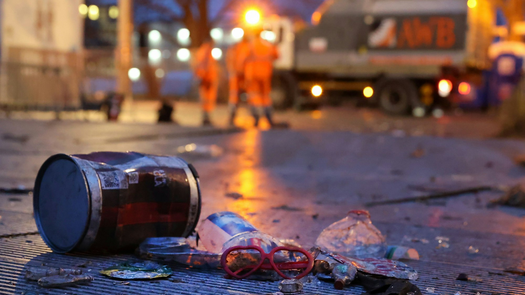 Die AWB reinigt die Straßen nach Karneval.