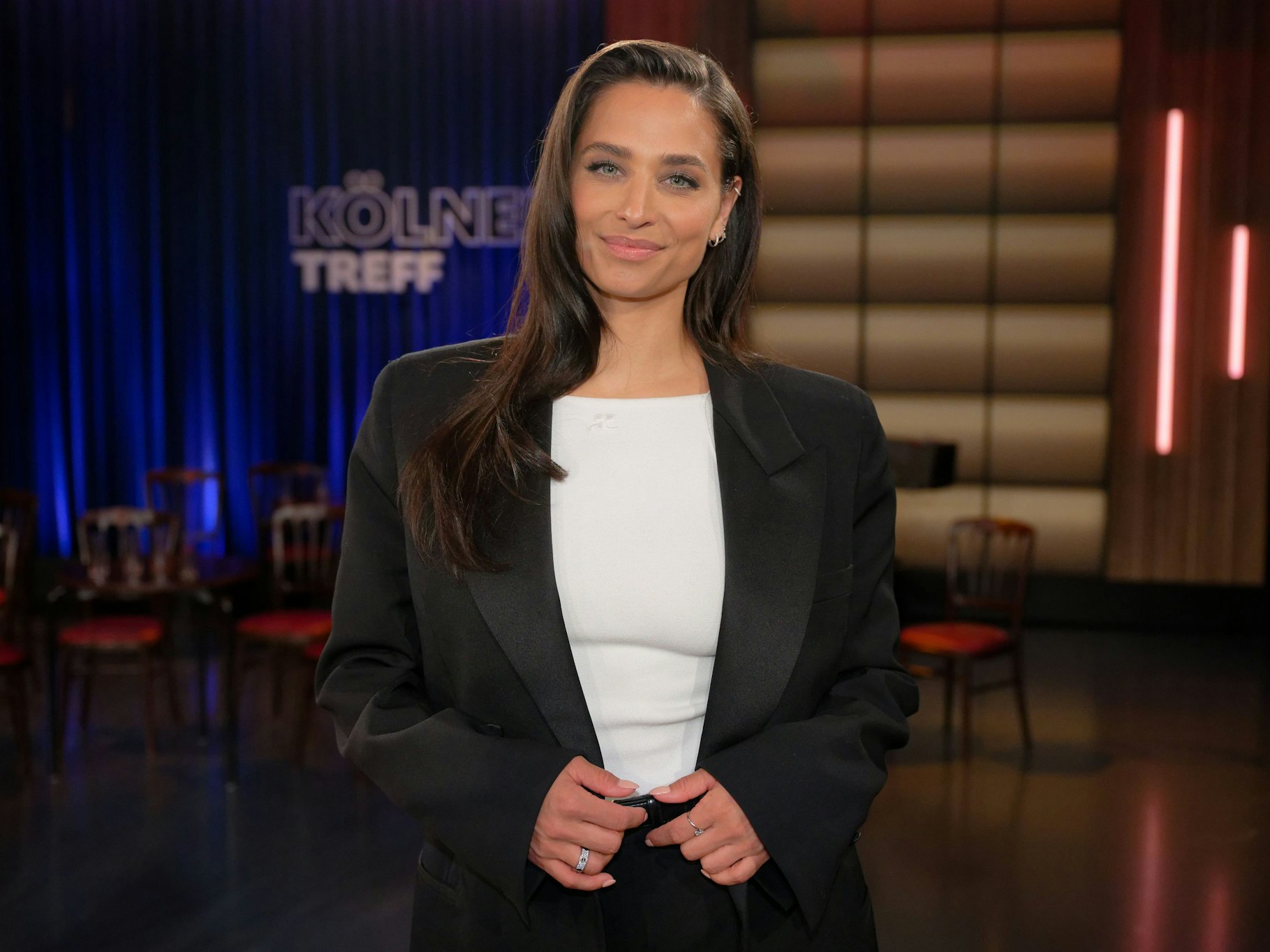 Amira Pocher im Studio des WDR Talkshow-Formats „Kölner Treff“