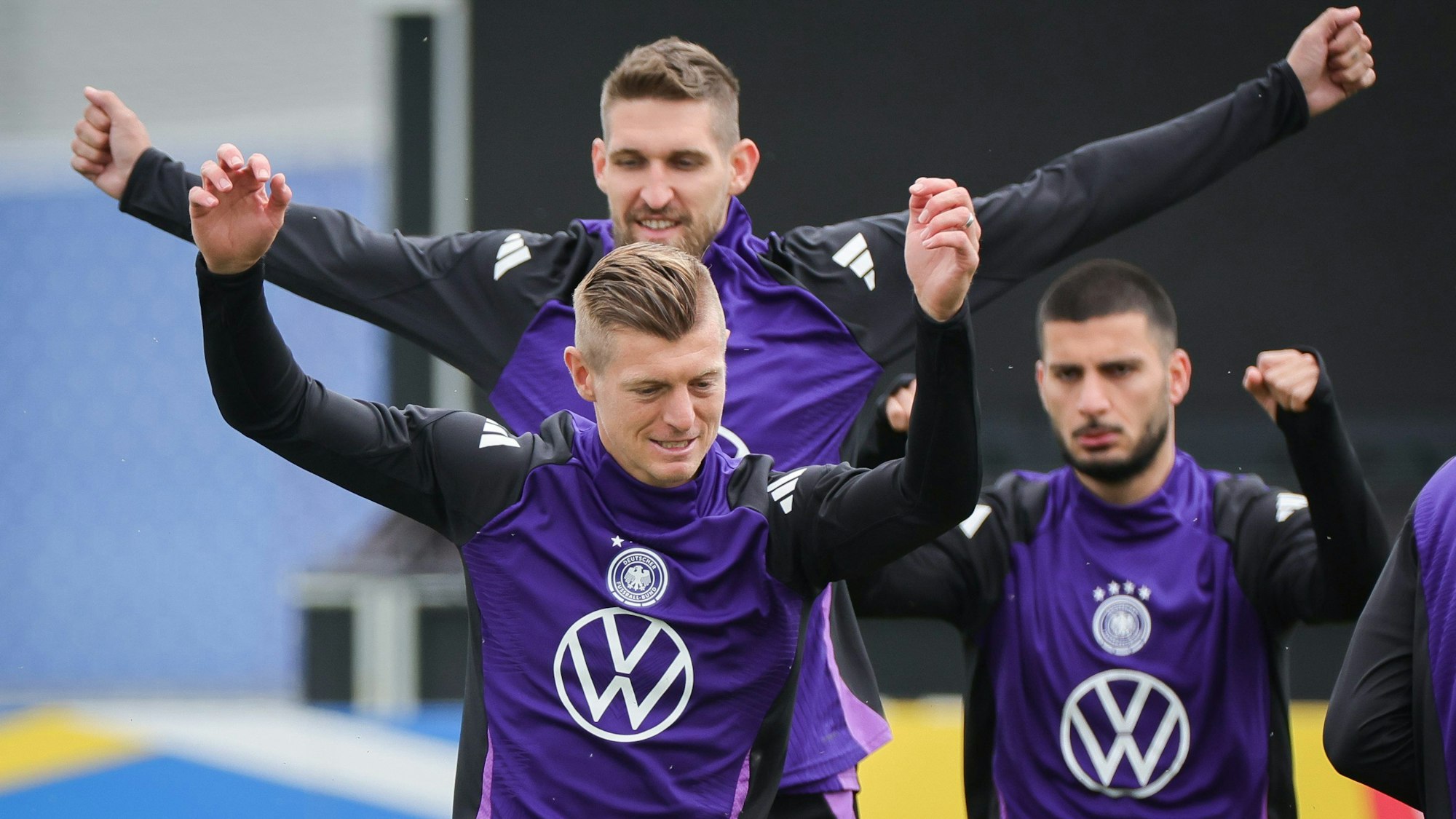 Deutschlands Toni Kroos (l-r), Robert Andrich und Deniz Undav beim Aufwärmen.