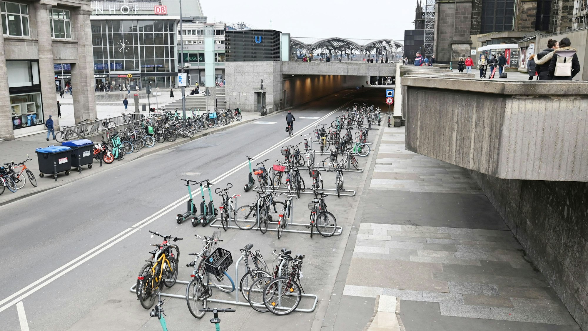 Die Trankgasse am Kölner Hauptbahnhof und in der Nachbarschaft zum Kölner Dom ist eine Fahrradstraße.