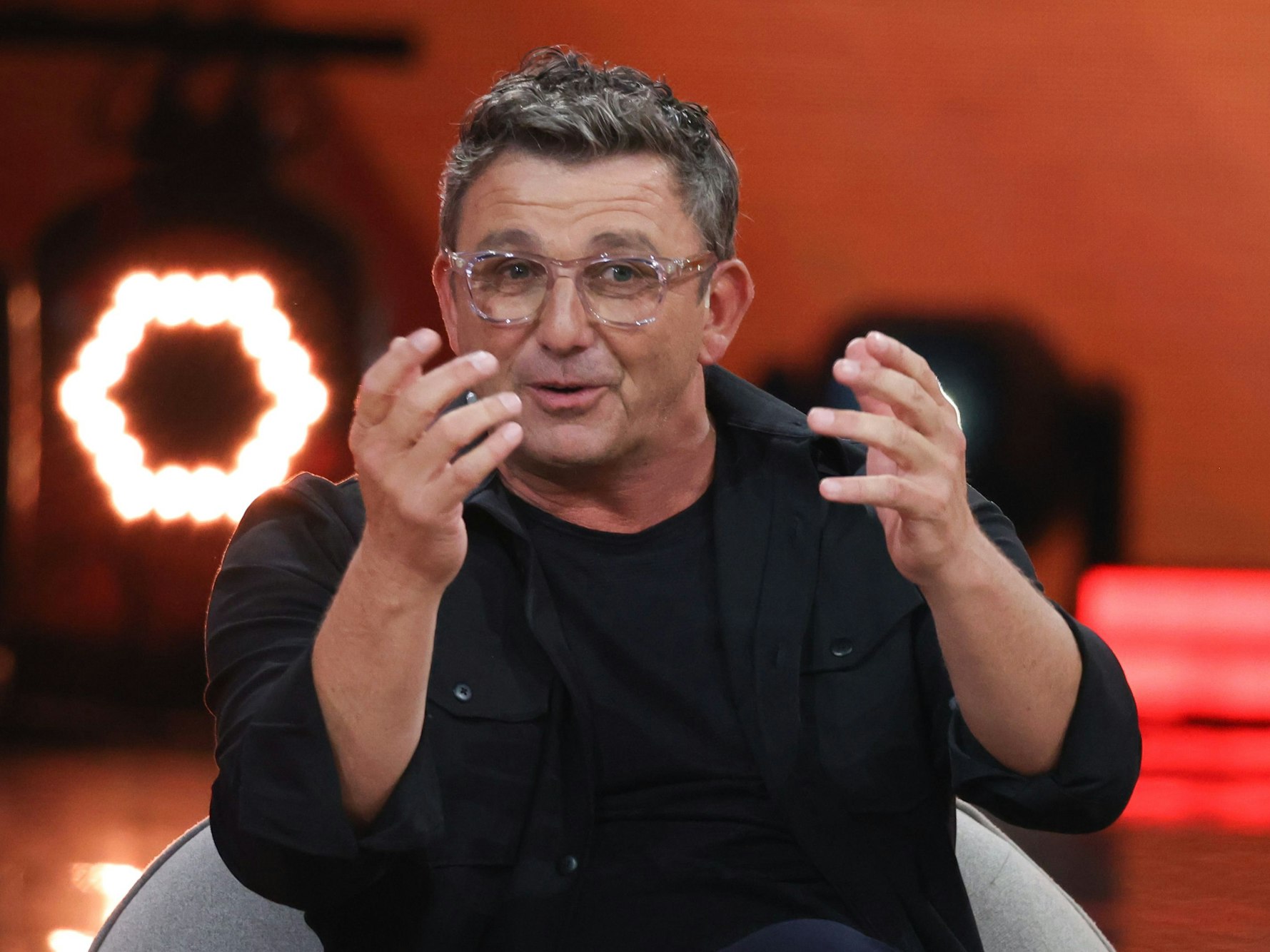 Schauspieler Hans Sigl ist zu Gast bei der Aufzeichnung der ARD-Show „Verstehen Sie Spaß?“.