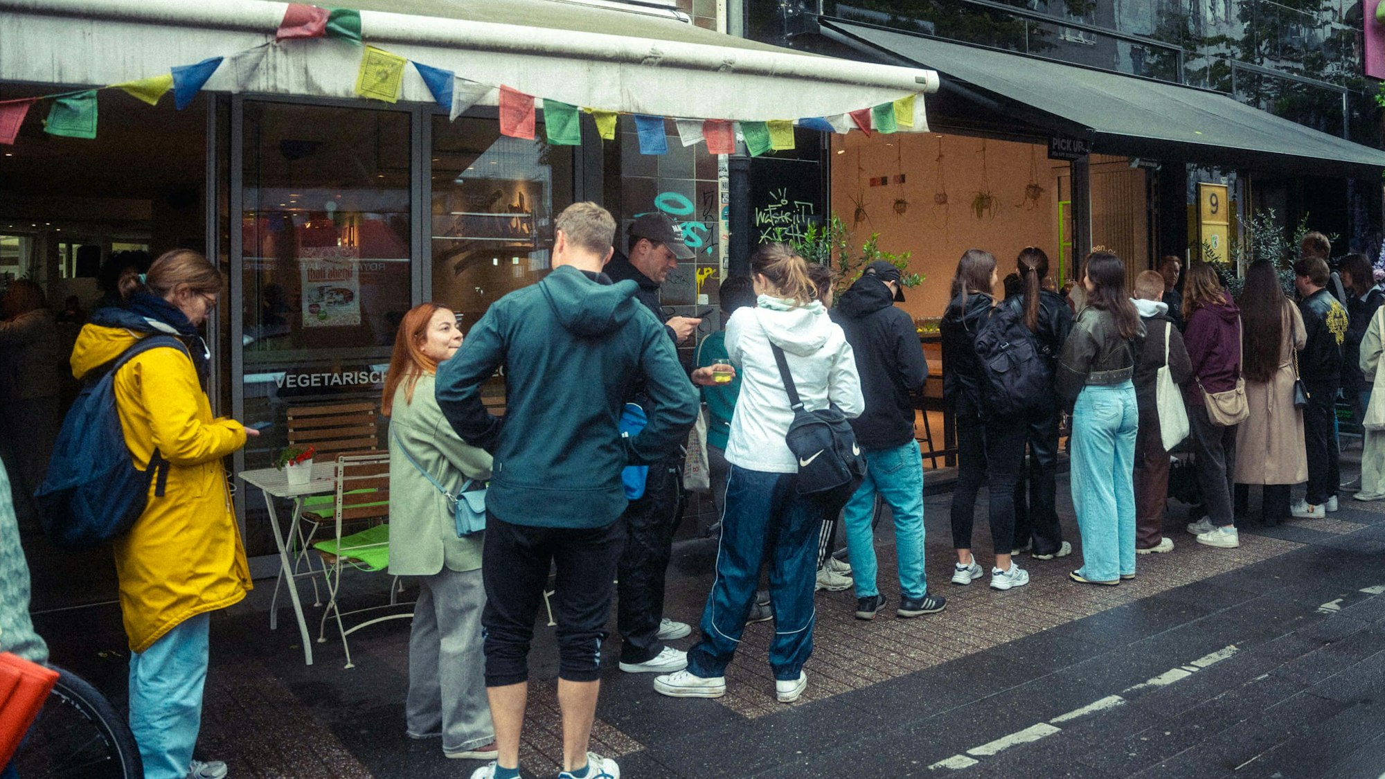 Auf der Venloer Straße in Köln-Ehrenfeld hat ein Lieferdienst für Salate und warme Bowls eröffnet.
