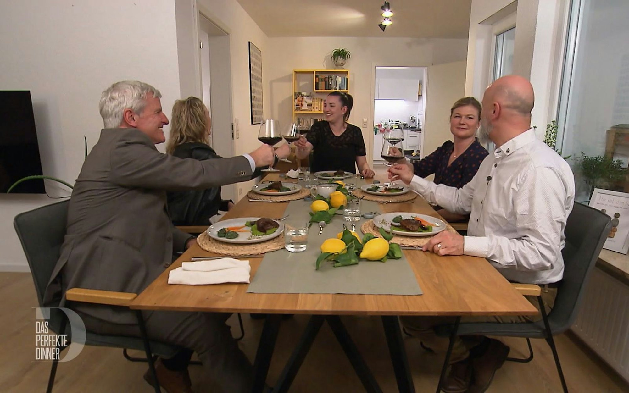 Der Hauptgang ist serviert, die Gäste stoßen auf leckere Kalbsbäckchen mit Zitronen-Erbsen-Püree und Malfatti an, von links: Jochen, Esther, Hannah, Lena und Uli.
 (Bild: RTL)