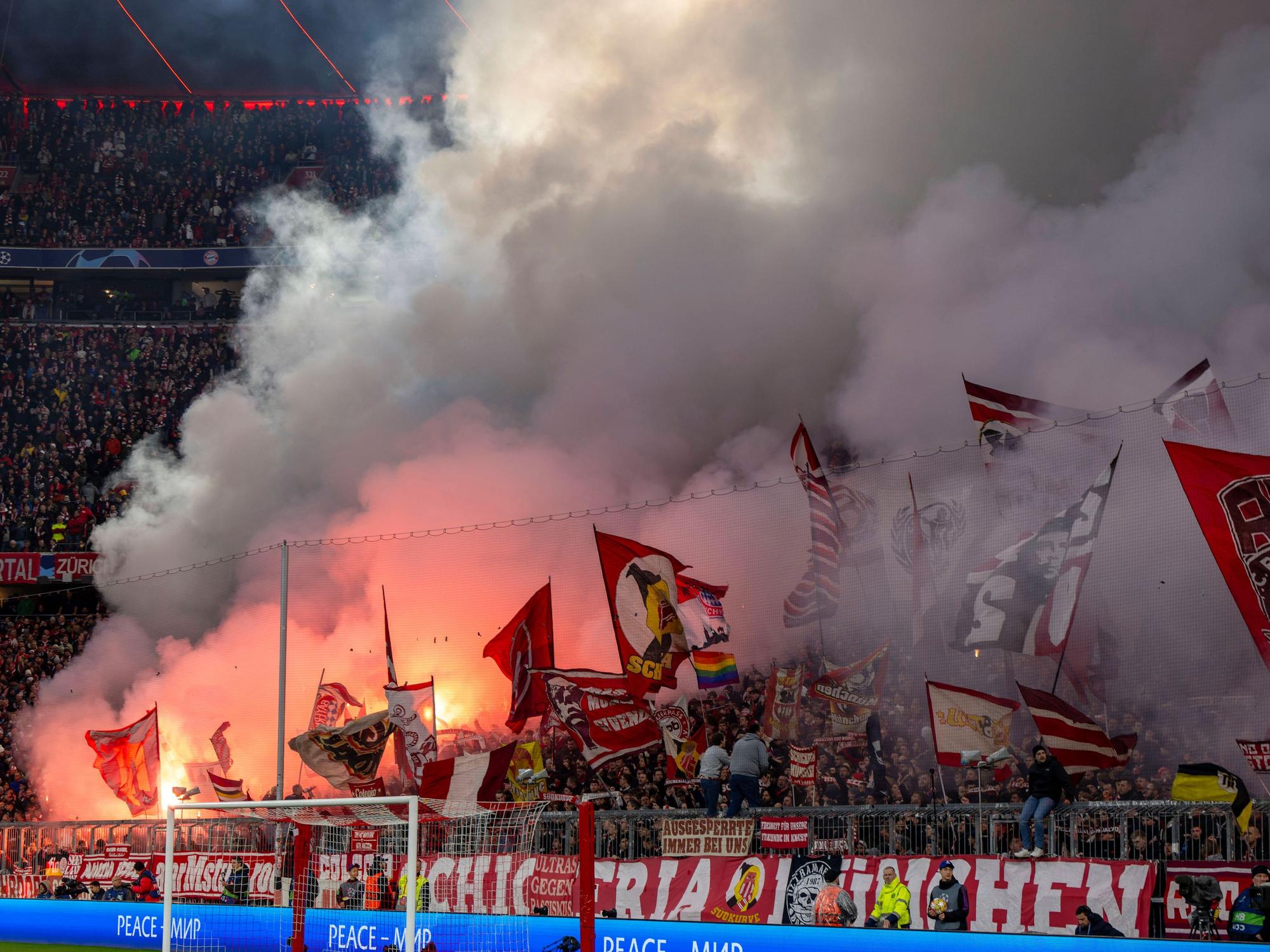 Fans des FC Bayern brennen in der Südkurve Pyros ab.