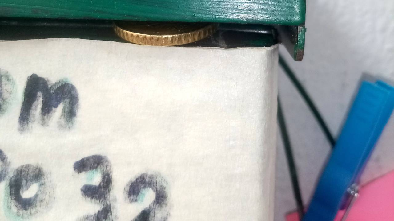 Ein 50-Cent-Stück wurde in die Öffnung eines Briefkastens gelegt.