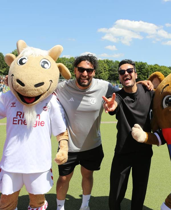 Trainer und Organisator Gökhan Erdek begrüßte nicht nur die Maskottchen Hennes und Albärt, sondern unter anderem auch Giovanni Zarrella in Zündorf.