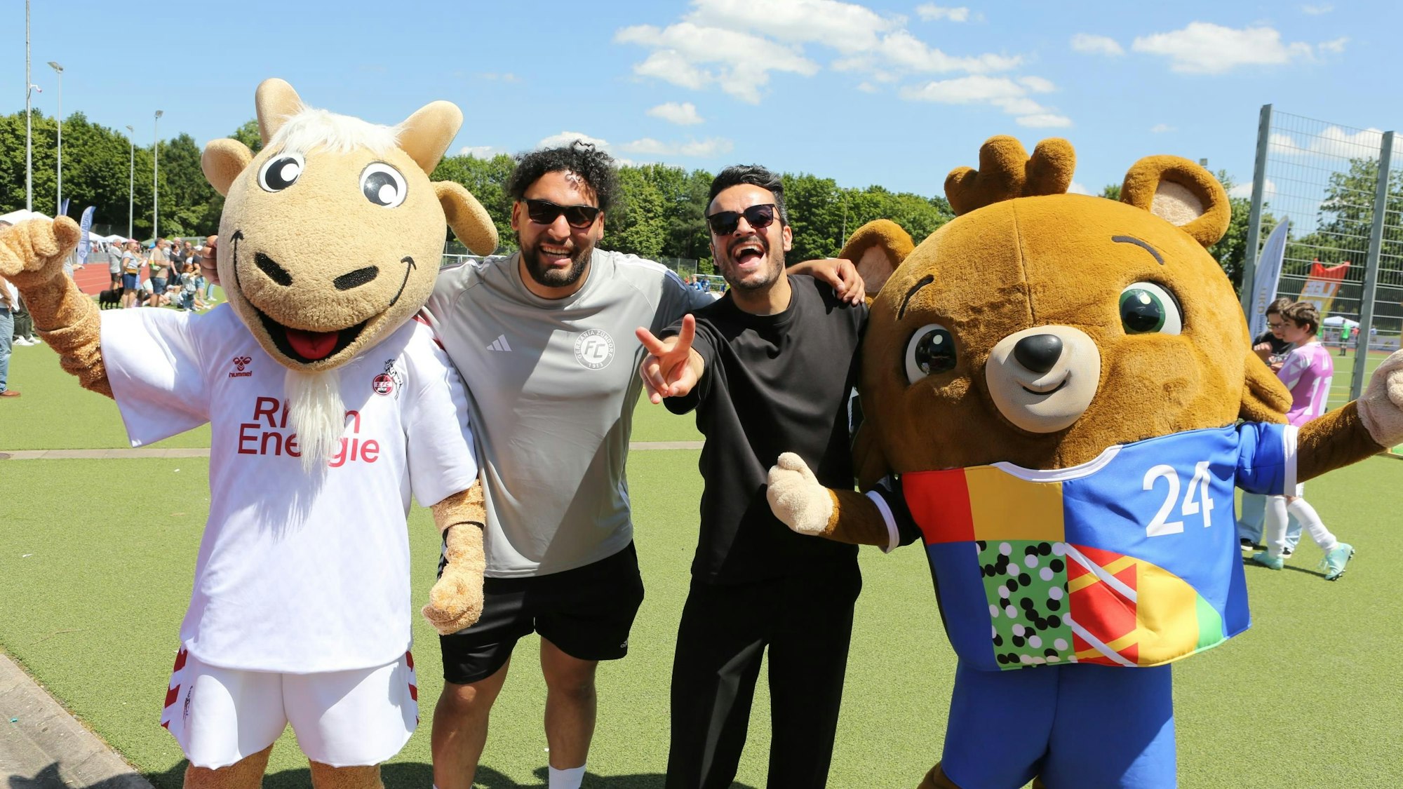 Trainer und Organisator Gökhan Erdek begrüßte nicht nur die Maskottchen Hennes und Albärt, sondern unter anderem auch Giovanni Zarrella in Zündorf.