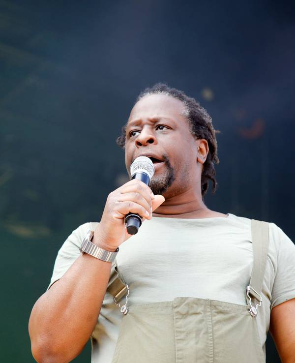 Mola Adebisi beim 90er-Live-Festival auf dem Gelände hinter der Arena Oberhausen am 8. Juni 2024.
