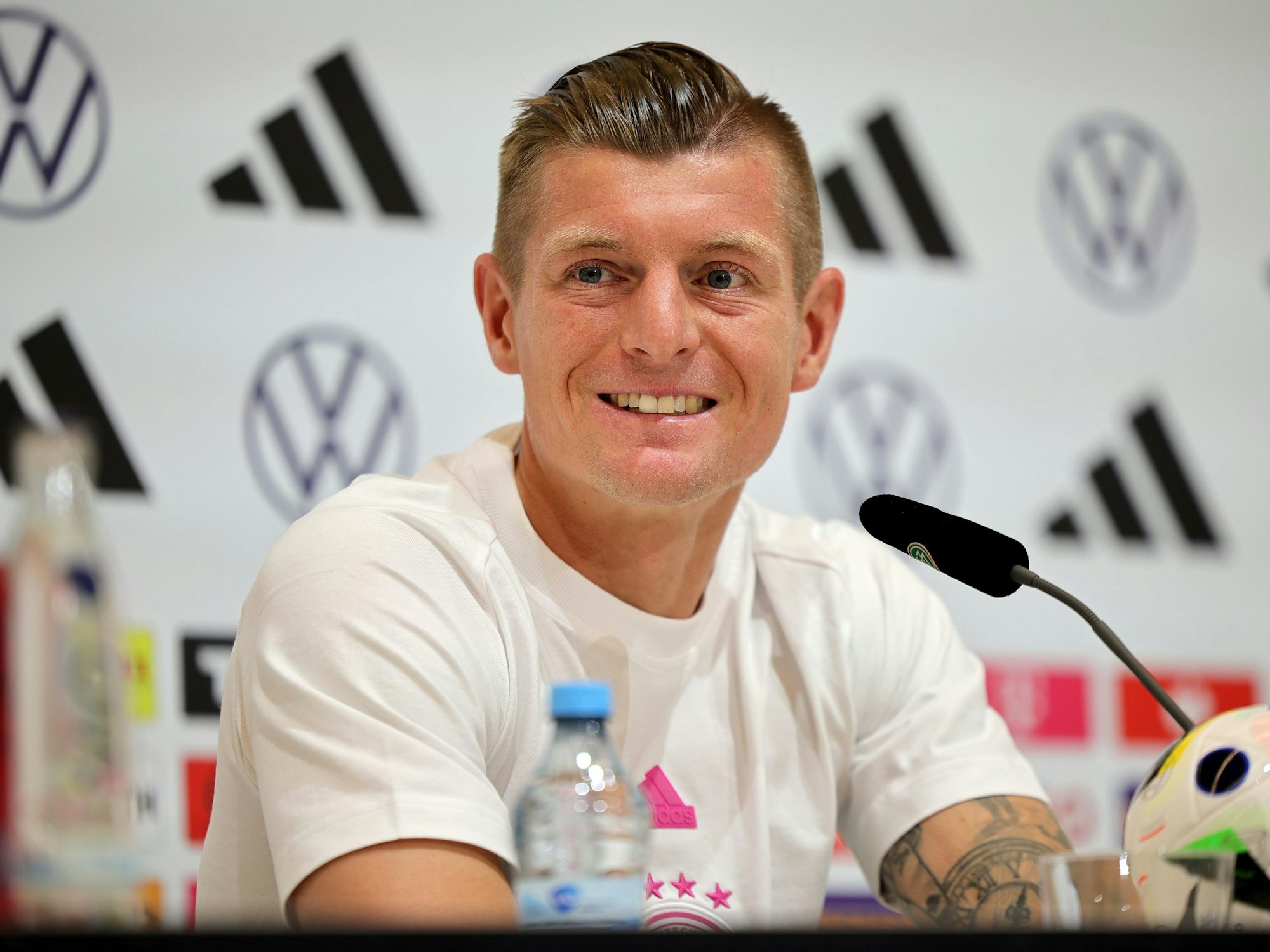 Toni Kroos spricht auf einer Pressekonferenz zu Medienvertretern.