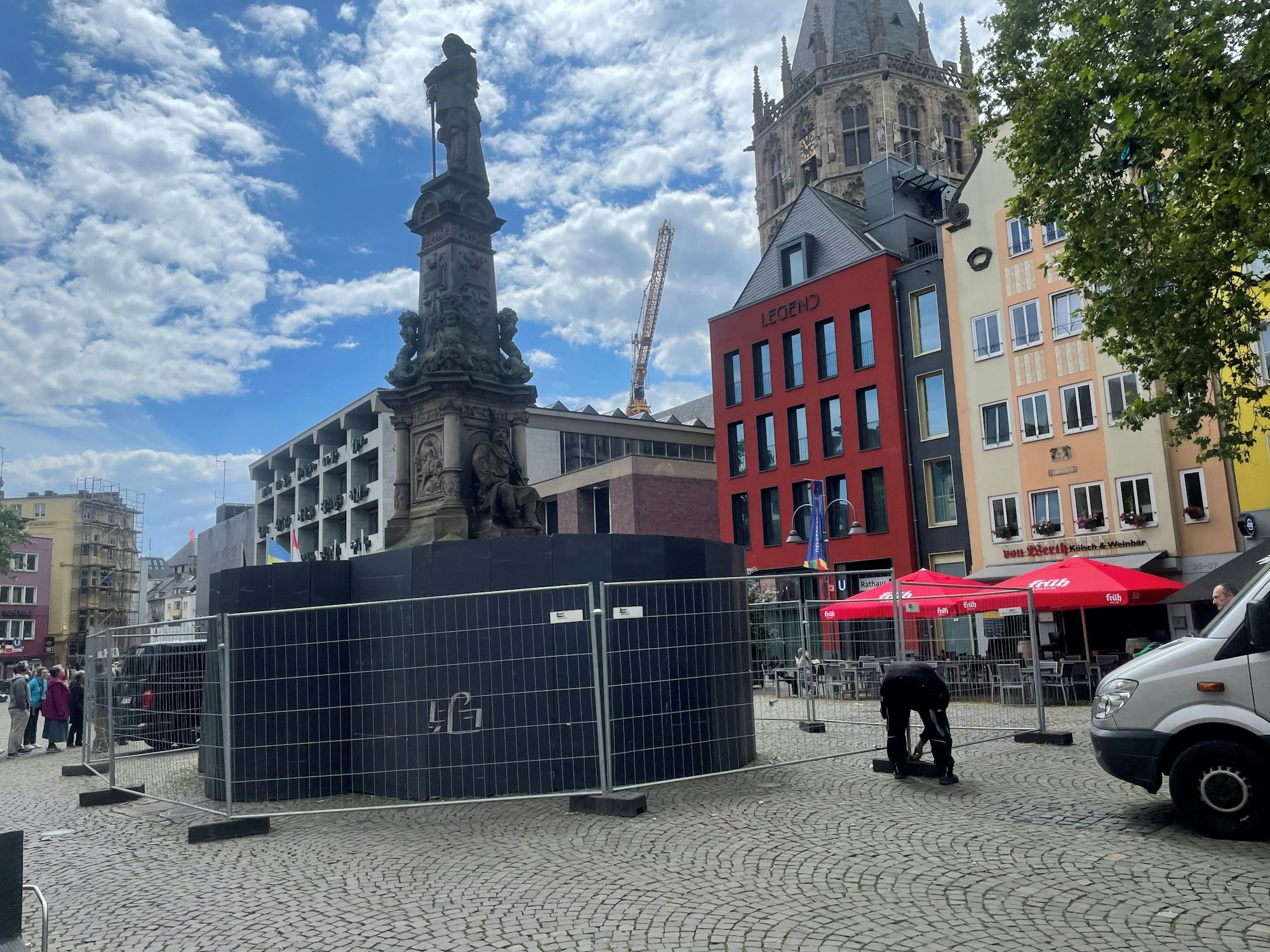 Zäune werden am Alter Markt angebracht.