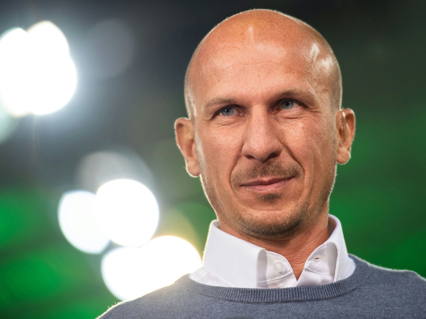 Gerhard Struber lächelt vor einer Partie in die Kameras.