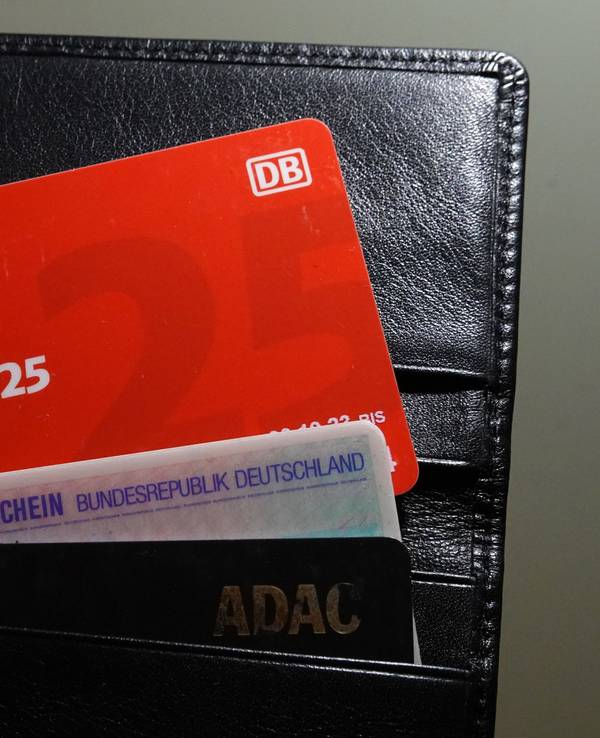 Ein Mann hat eine BahnCard 25 in der Brieftasche.