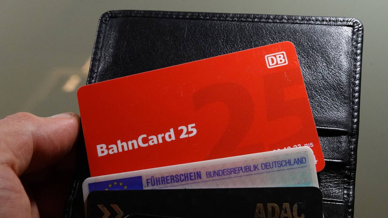 Ein Mann hat eine BahnCard 25 in der Brieftasche.