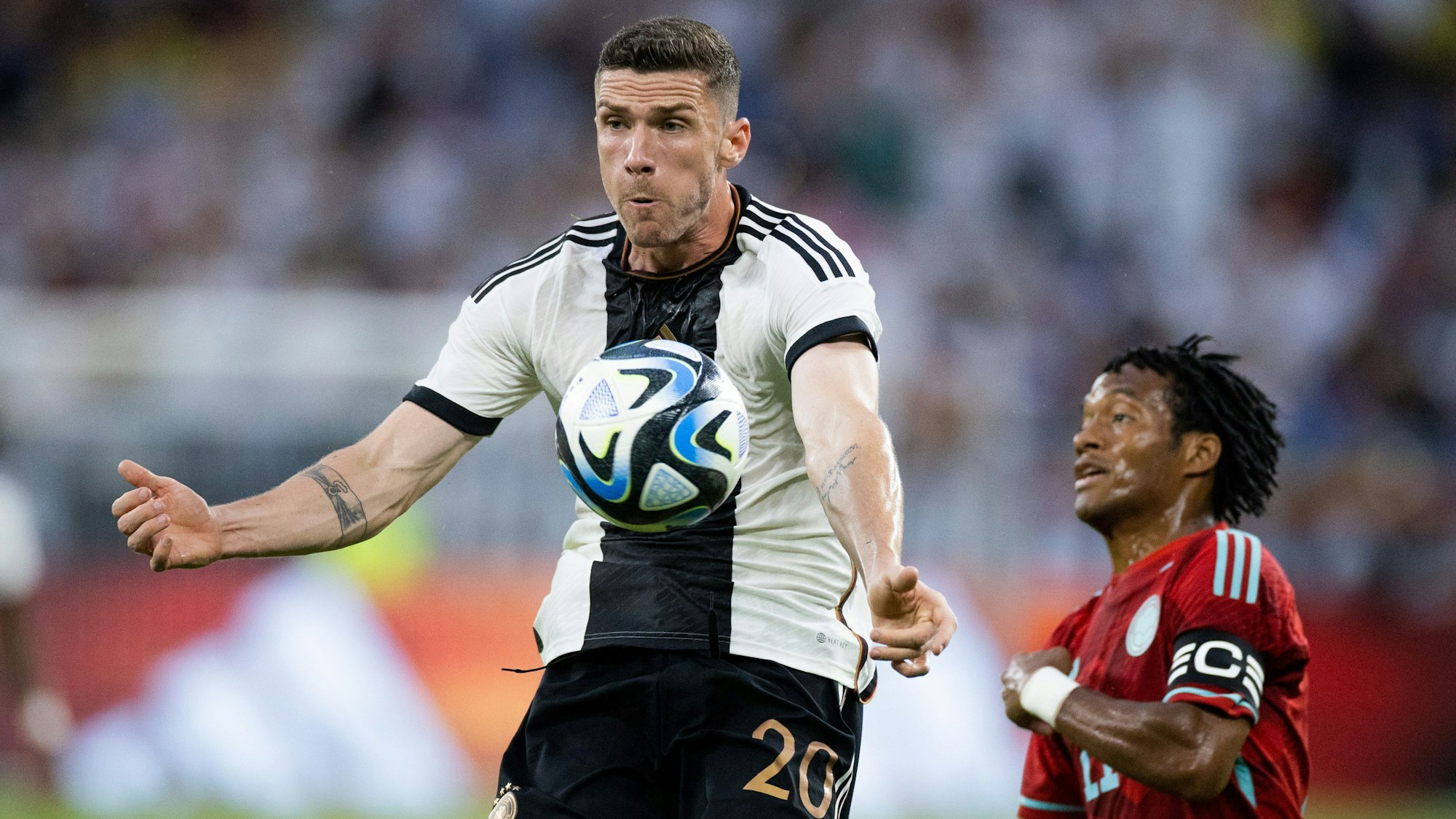 Robin Gosens (l) und Kolumbiens Juan Cuadrado kämpfen um den Ball.