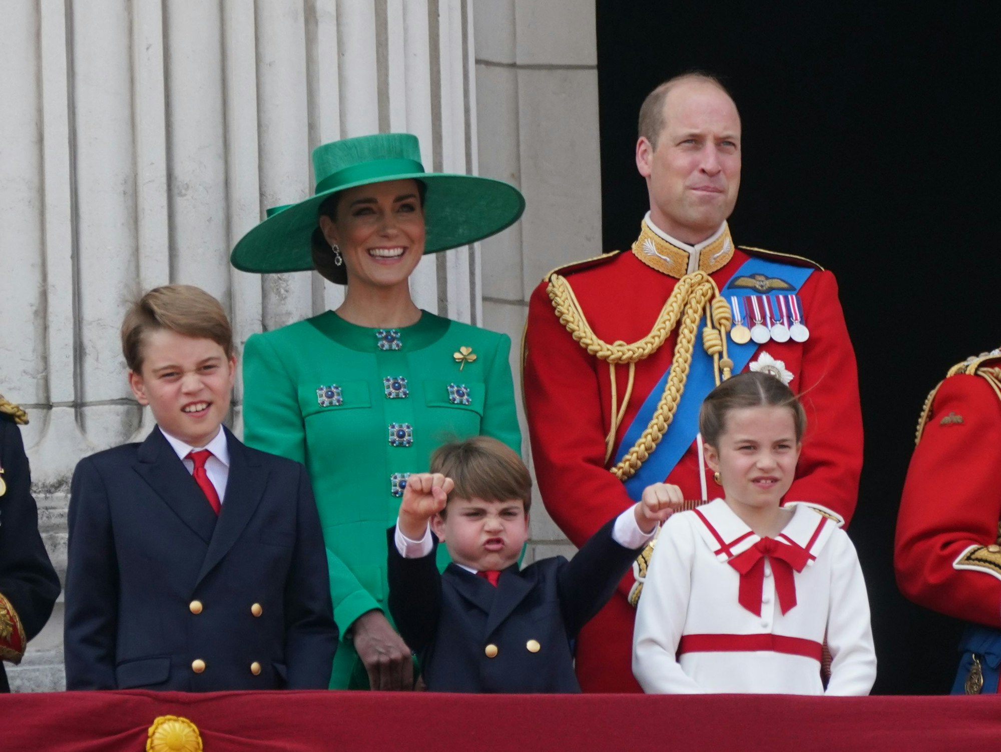 Prinz George, Prinzessin Kate, Prinz Louis, Prinz William und Prinzessin Charlotte stehen auf dem Balkon des Buckingham Palastes.