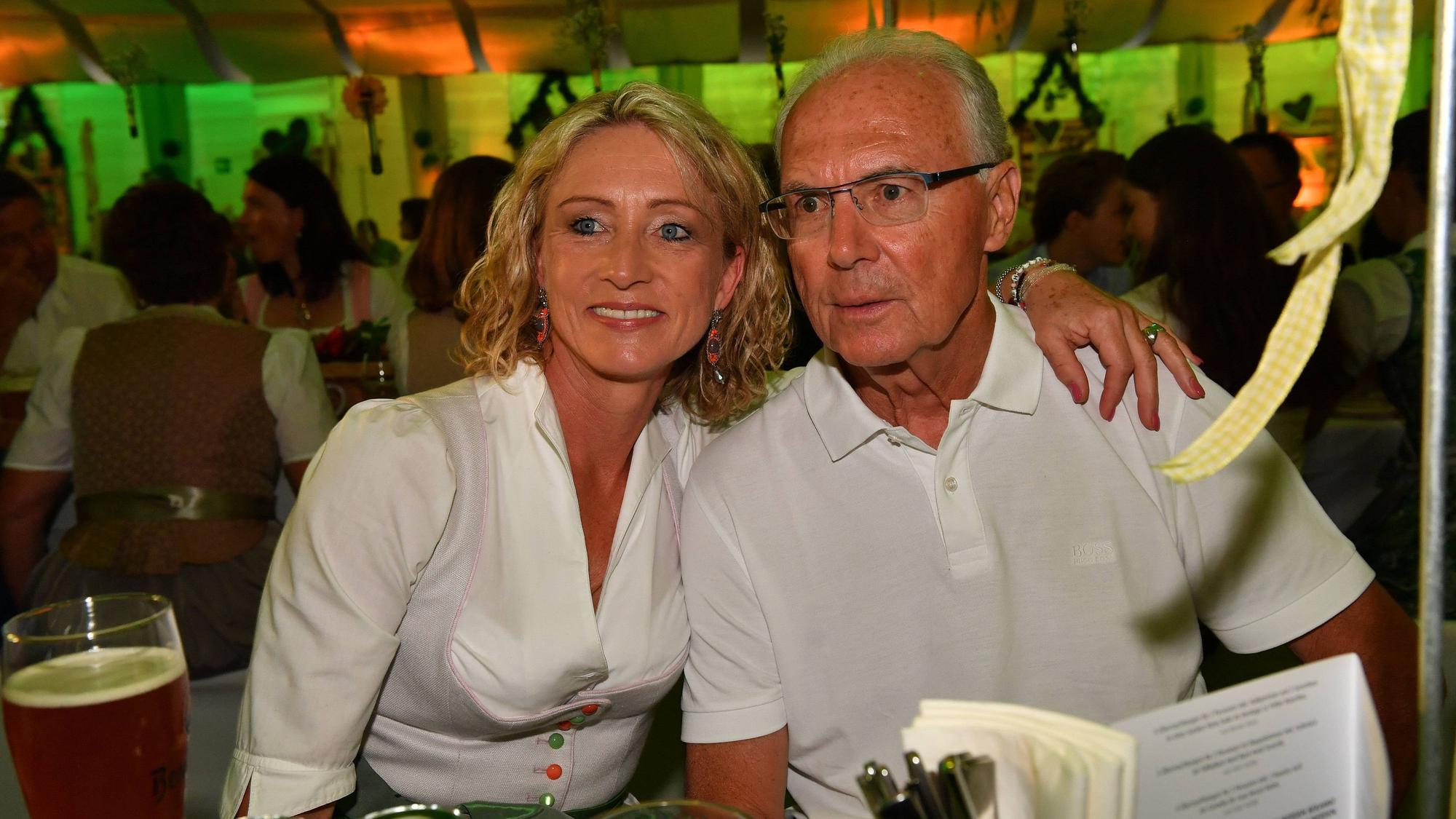 Heidi und Franz Beckenbauer posieren bei einer Veranstaltung gemeinsam für ein Foto.