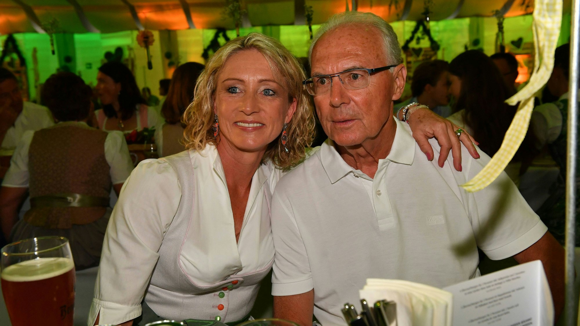 Heidi und Franz Beckenbauer posieren bei einer Veranstaltung gemeinsam für ein Foto.