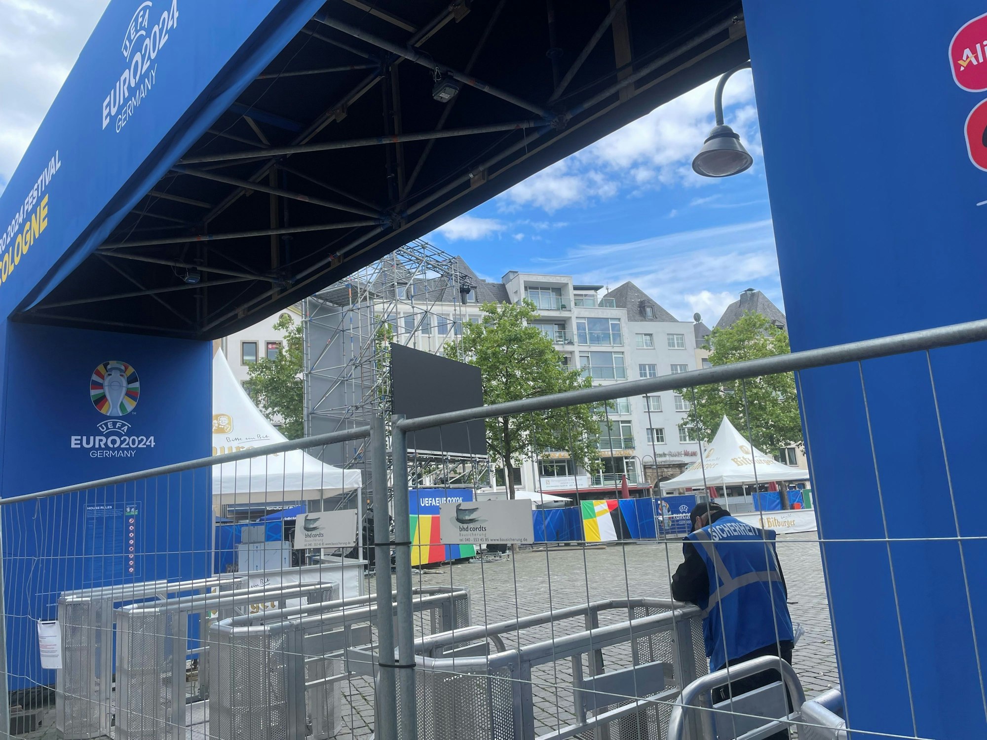 Ein Großbildschirm steht in der umzäunten Public-Viewing-Zone am Heumarkt.