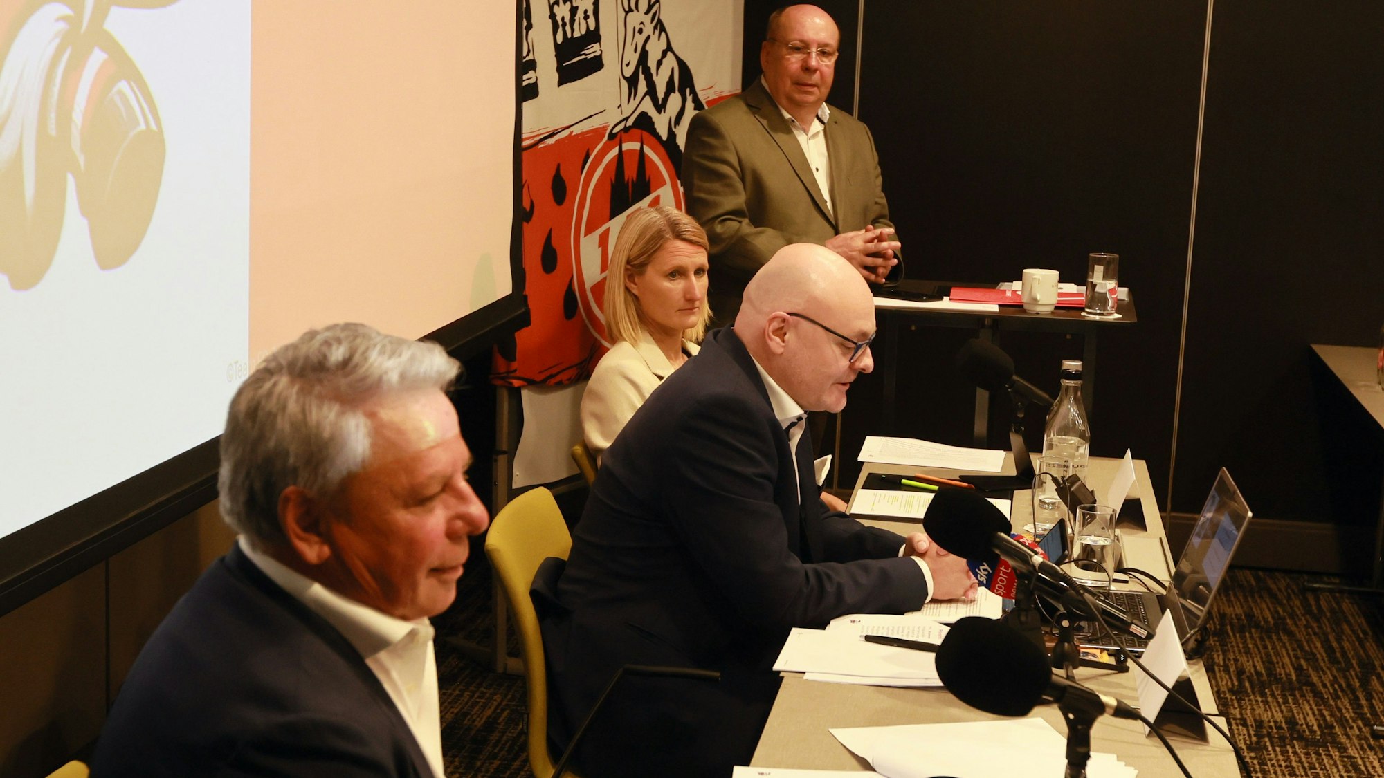 Das Team "FC-Zukunft" um Dieter Prestin gibt eine Pressekonferenz.