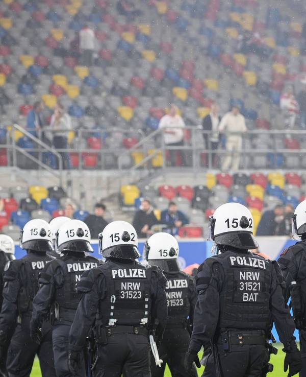Polizisten beim Relegationsspiel zwischen Fortuna und Bochum in der Düsseldorfer Arena.
