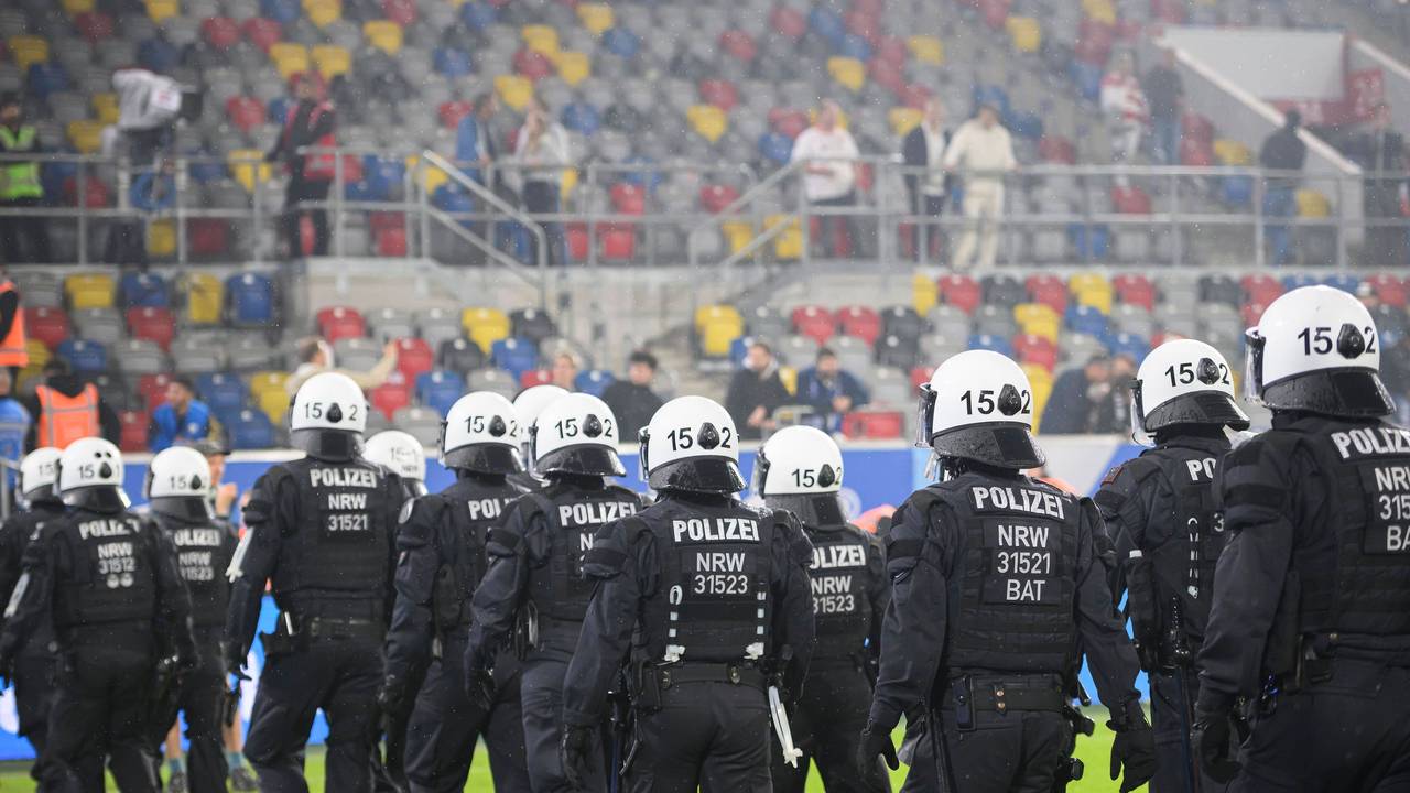 Polizisten beim Relegationsspiel zwischen Fortuna und Bochum in der Düsseldorfer Arena.