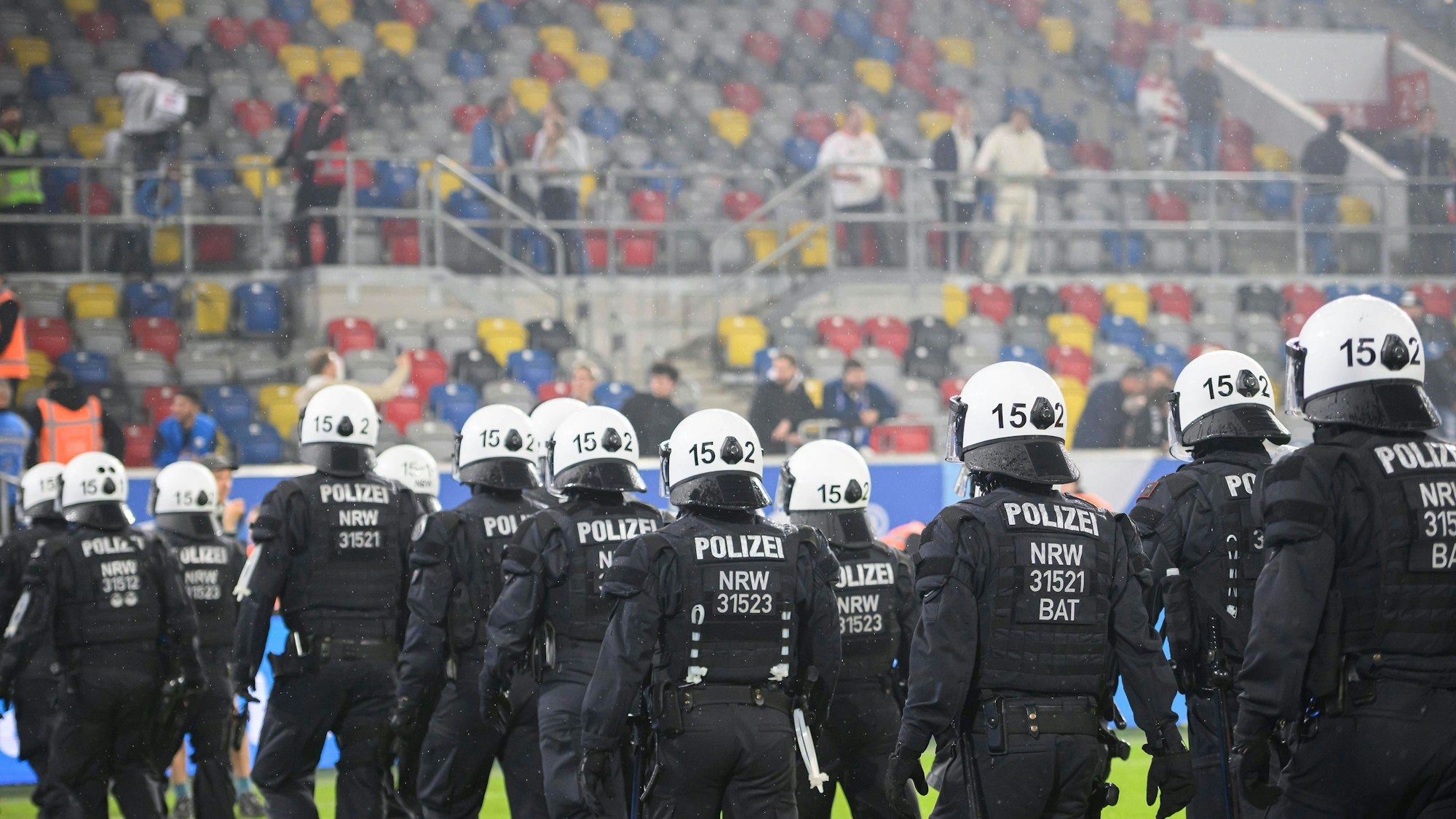 Polizisten beim Relegationsspiel zwischen Fortuna und Bochum in der Düsseldorfer Arena.