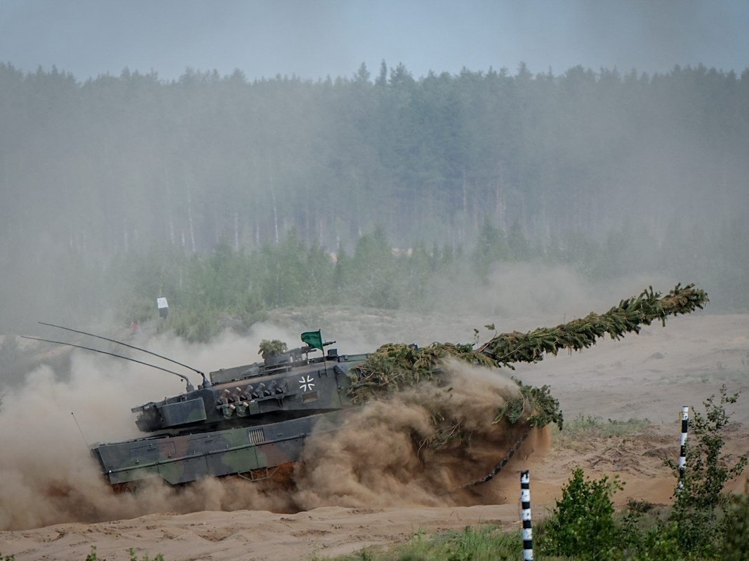Ein Leopard-2-Kampfpanzer der Bundeswehr nimmt zum Abschluss Ende Mai an der Nato-Übung Quadriga 2024 teil. Der frühere Bundesaußenminister Sigmar Gabriel (SPD) drängt auf eine härtere Gangart des Westens.