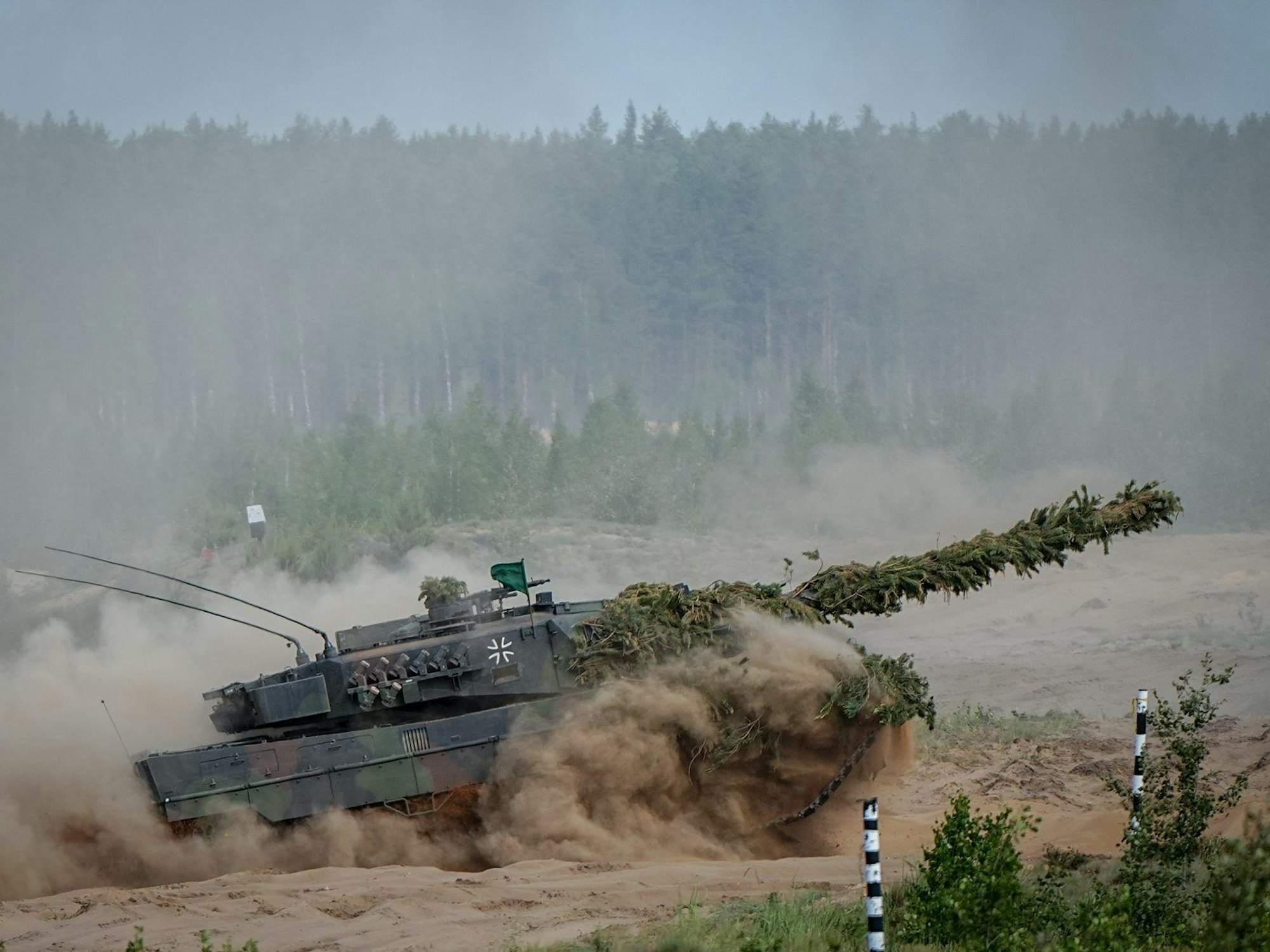 Ein Leopard-2-Kampfpanzer der Bundeswehr nimmt zum Abschluss Ende Mai an der Nato-Übung Quadriga 2024 teil. Der frühere Bundesaußenminister Sigmar Gabriel (SPD) drängt auf eine härtere Gangart des Westens.