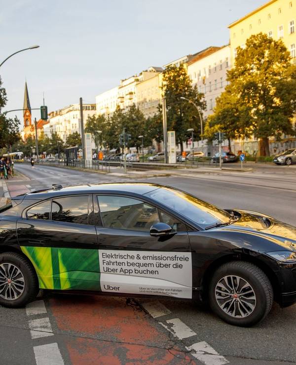 Ein Auto des Fahrdienstleisters Uber fährt im Stadtteil Berlin-Mitte. Mehr als ein Jahrzehnt nach der Gründung stellte Uber seinen ersten operativen Gewinn in Aussicht – jedenfalls nach Abzug diverser Kosten.