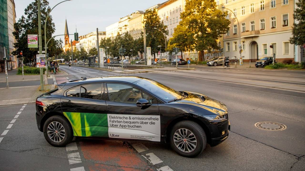 Ein Auto des Fahrdienstleisters Uber fährt im Stadtteil Berlin-Mitte. Mehr als ein Jahrzehnt nach der Gründung stellte Uber seinen ersten operativen Gewinn in Aussicht – jedenfalls nach Abzug diverser Kosten.