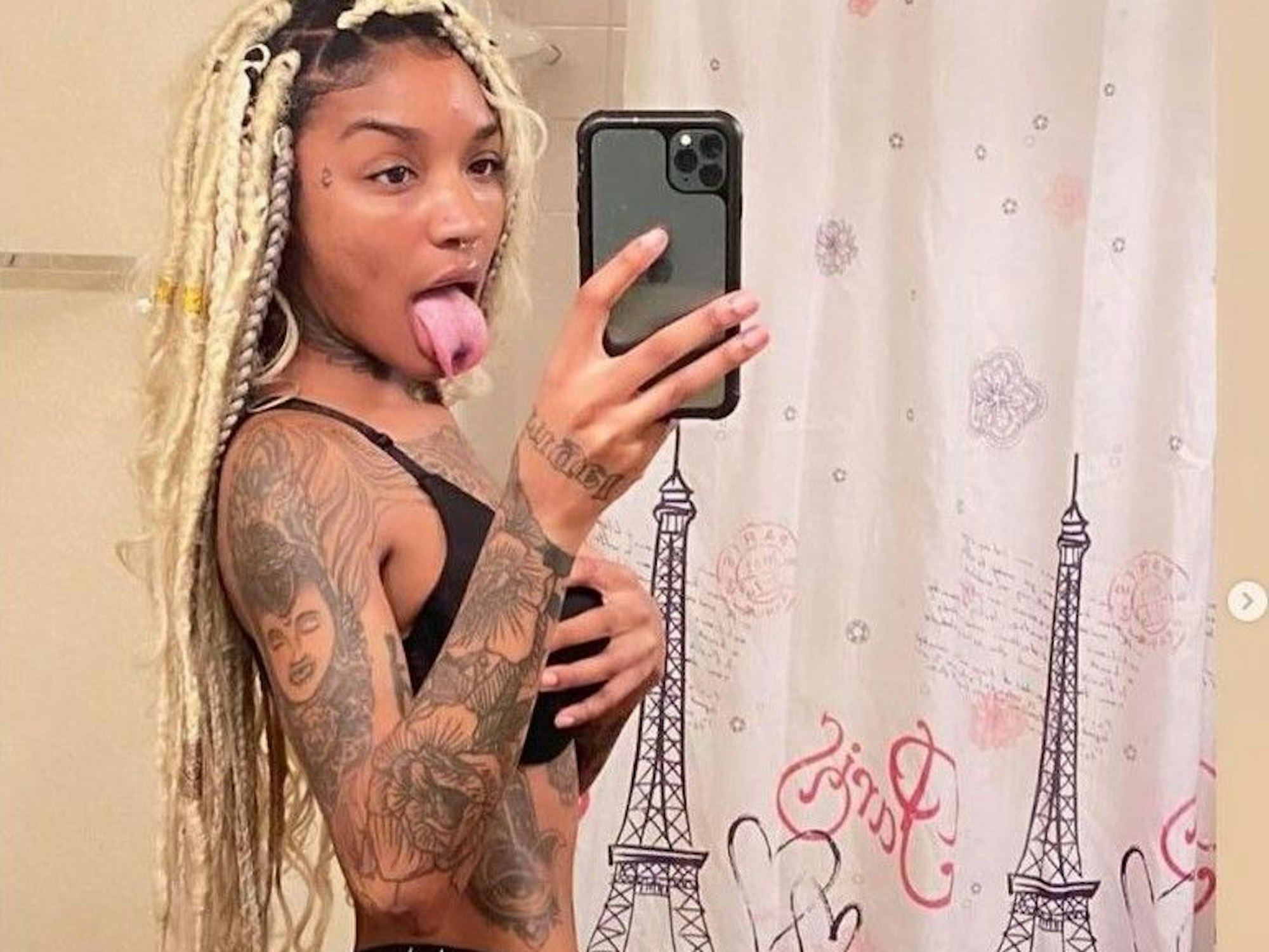 Hier posiert Rapperin Enchanting Anfang Juni 2024 noch für ein Spiegel-Selfie auf ihrem Instagram-Account: Die Musikerin ist mit 26 Jahren verstorben.