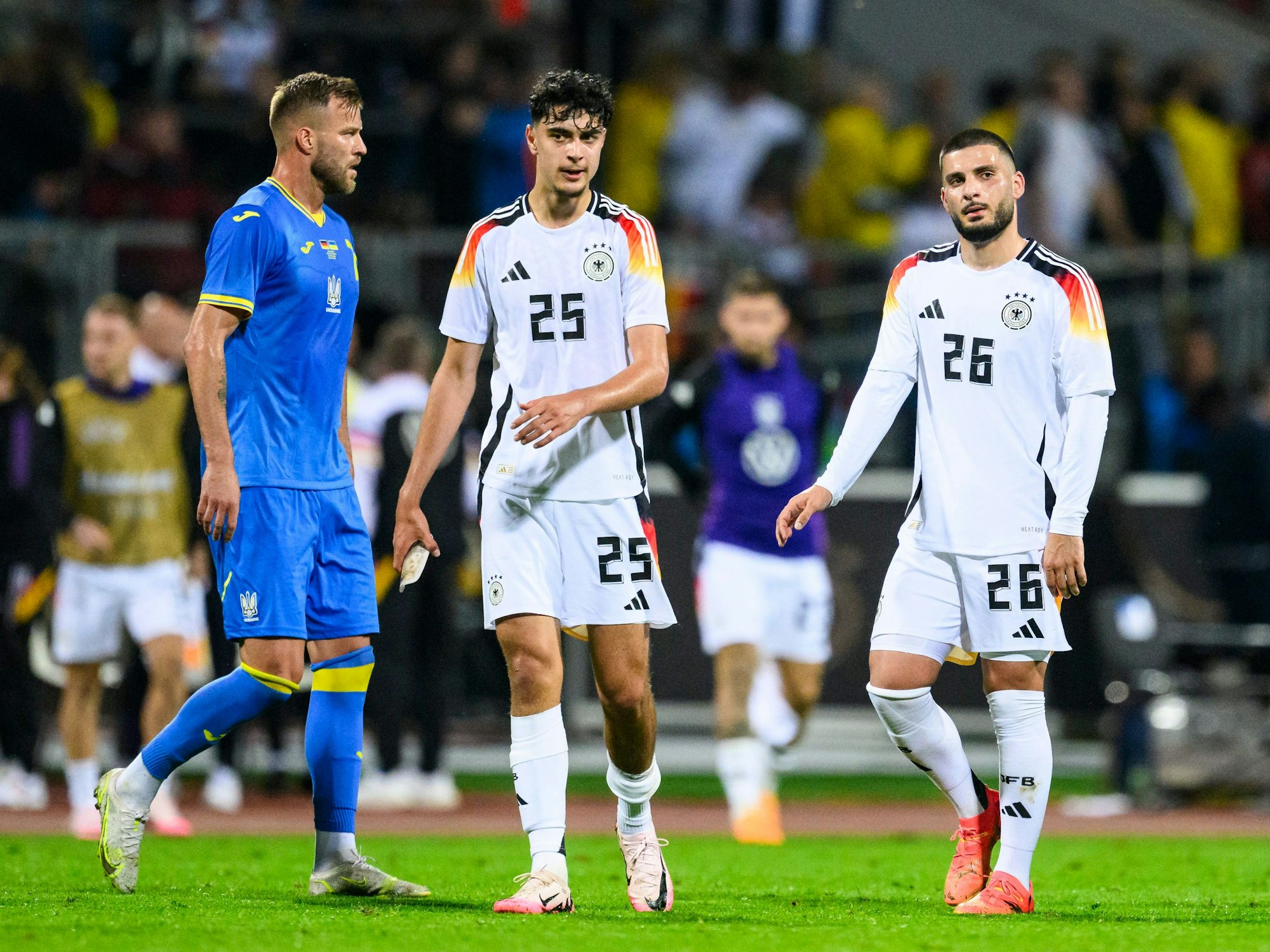 Deutschlands Aleksandar Pavlovic (M) und Deutschlands Deniz Undav (r).